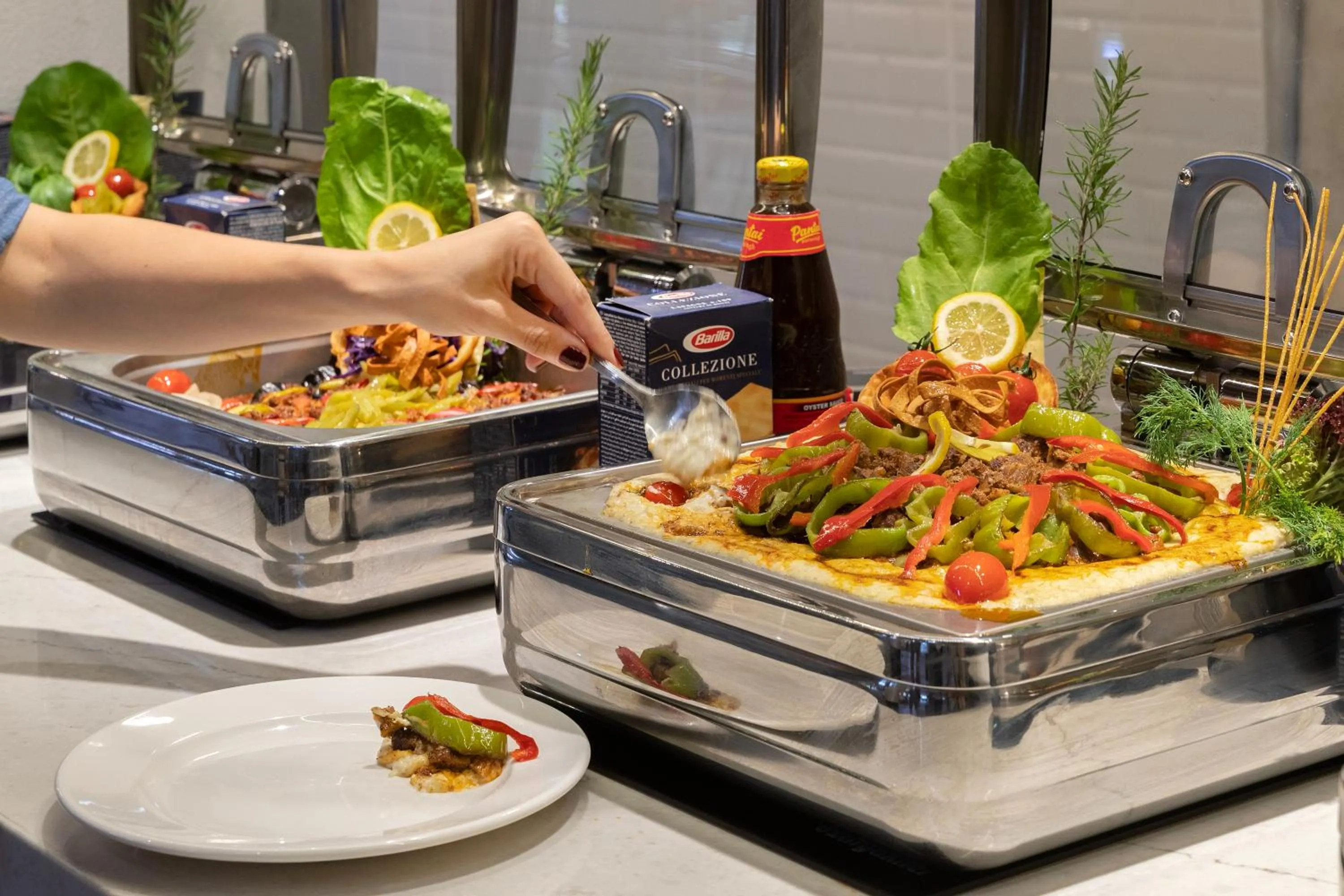 Restaurant/places to eat in Marti Resort Deluxe Hotel