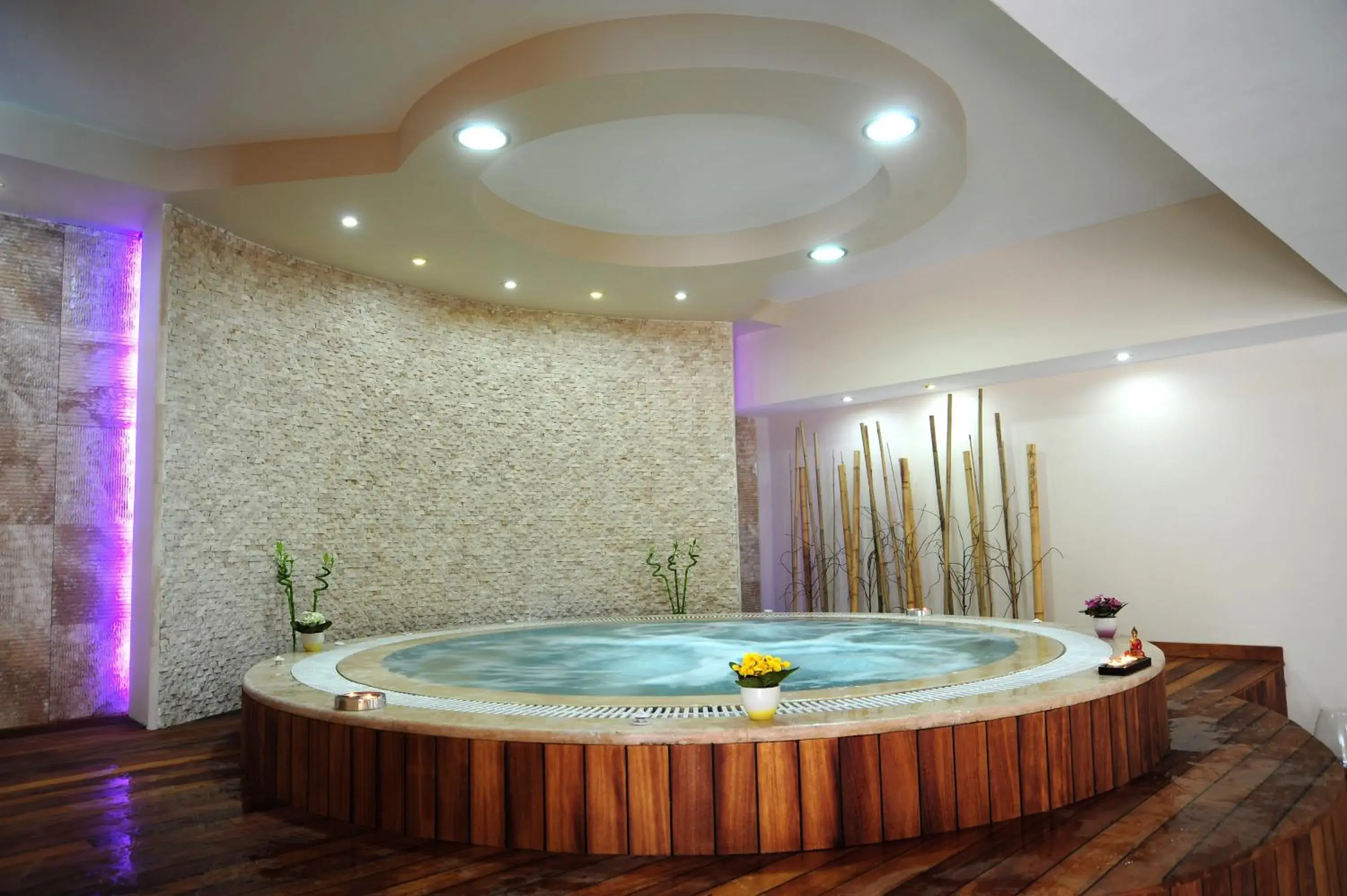 Hot Spring Bath in Marti Resort Deluxe Hotel Hot Spring Bath in Marti Resort Deluxe Hotel