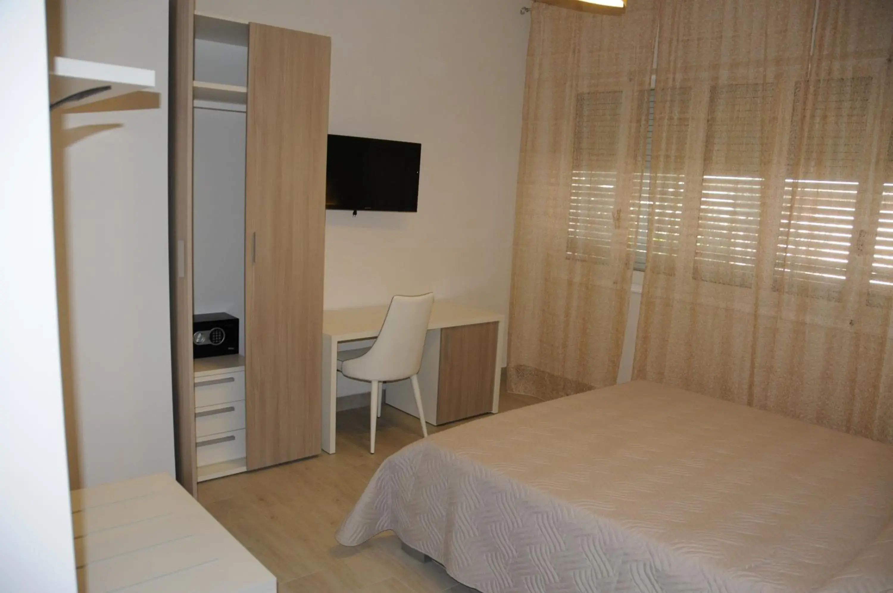 Double Room with Private Bathroom in Affittacamere La Perla Double Room with Private Bathroom in Affittacamere La Perla