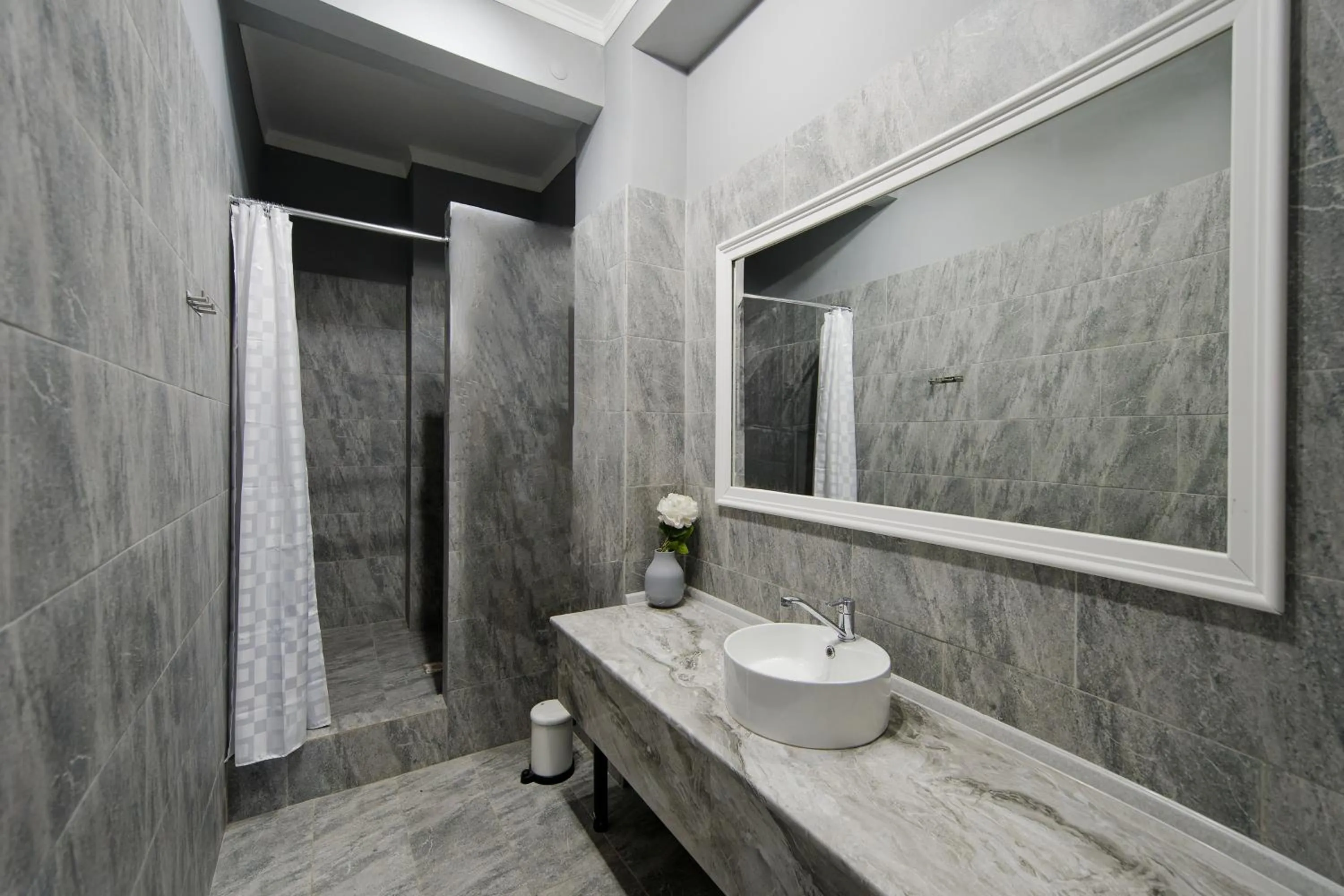 Shower in HANNAH INN - ex HELLO INN