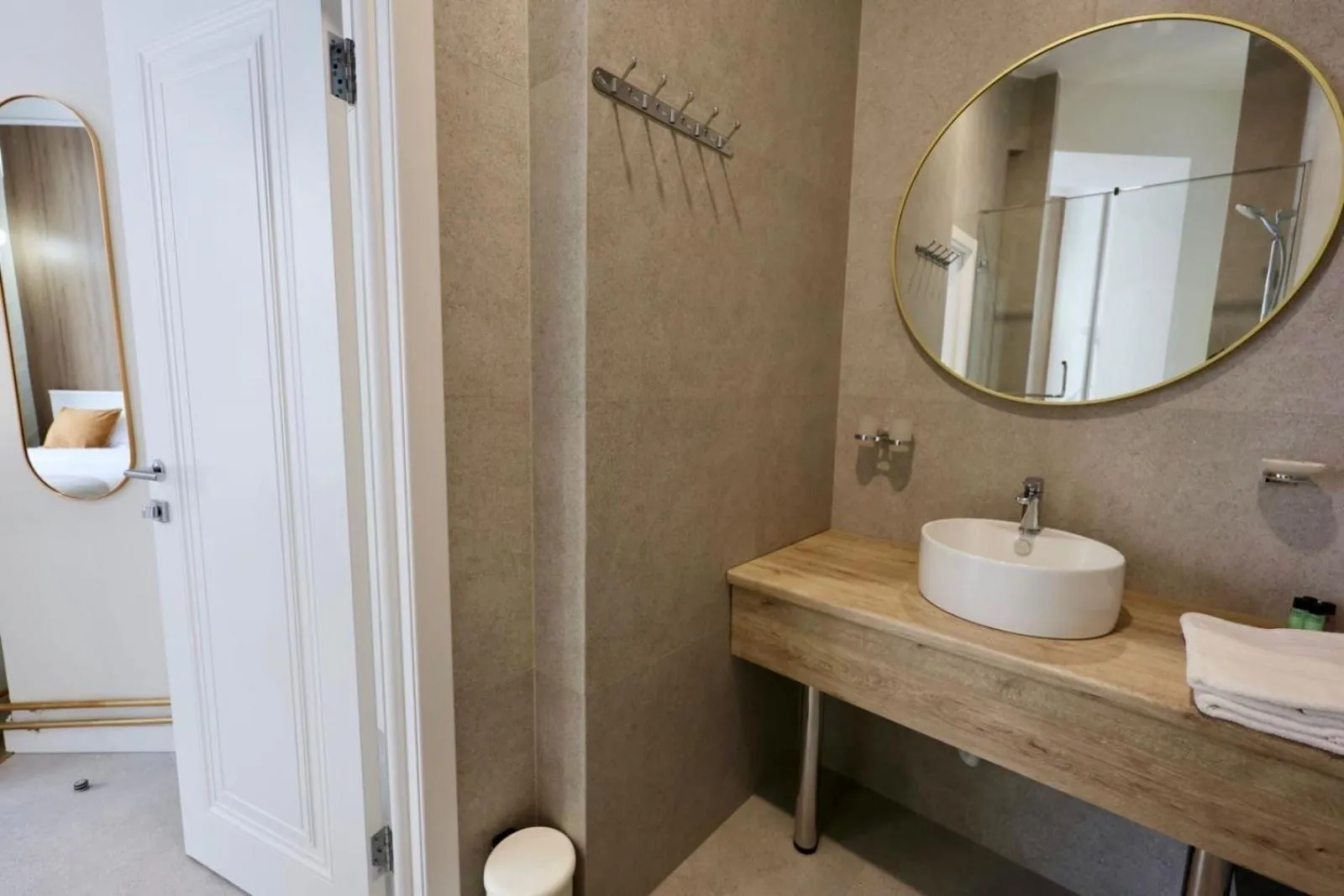 Shower in HANNAH INN - ex HELLO INN