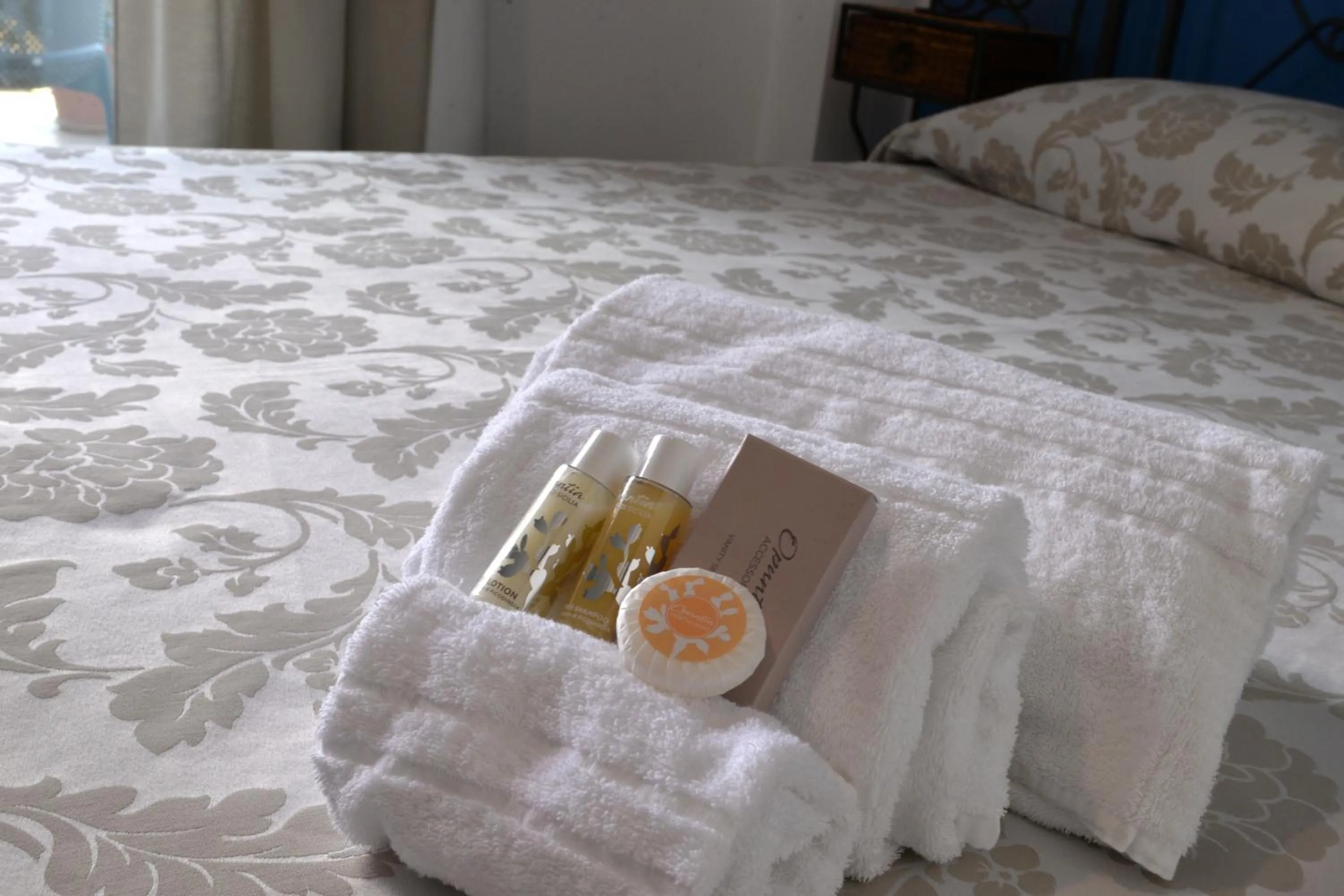 towels, Bed in Hotel Donna Rosa