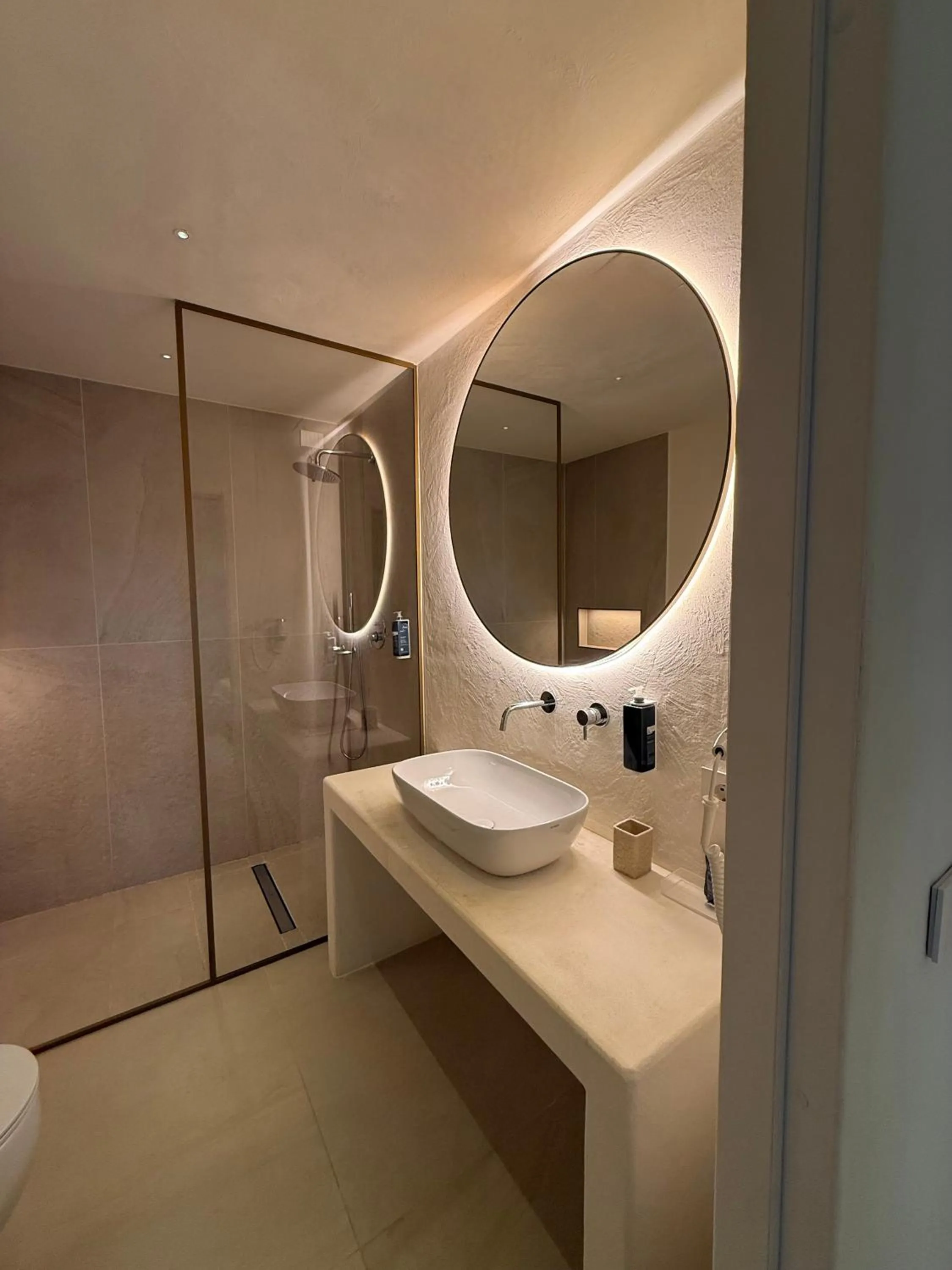 Shower in Green Park Hotel