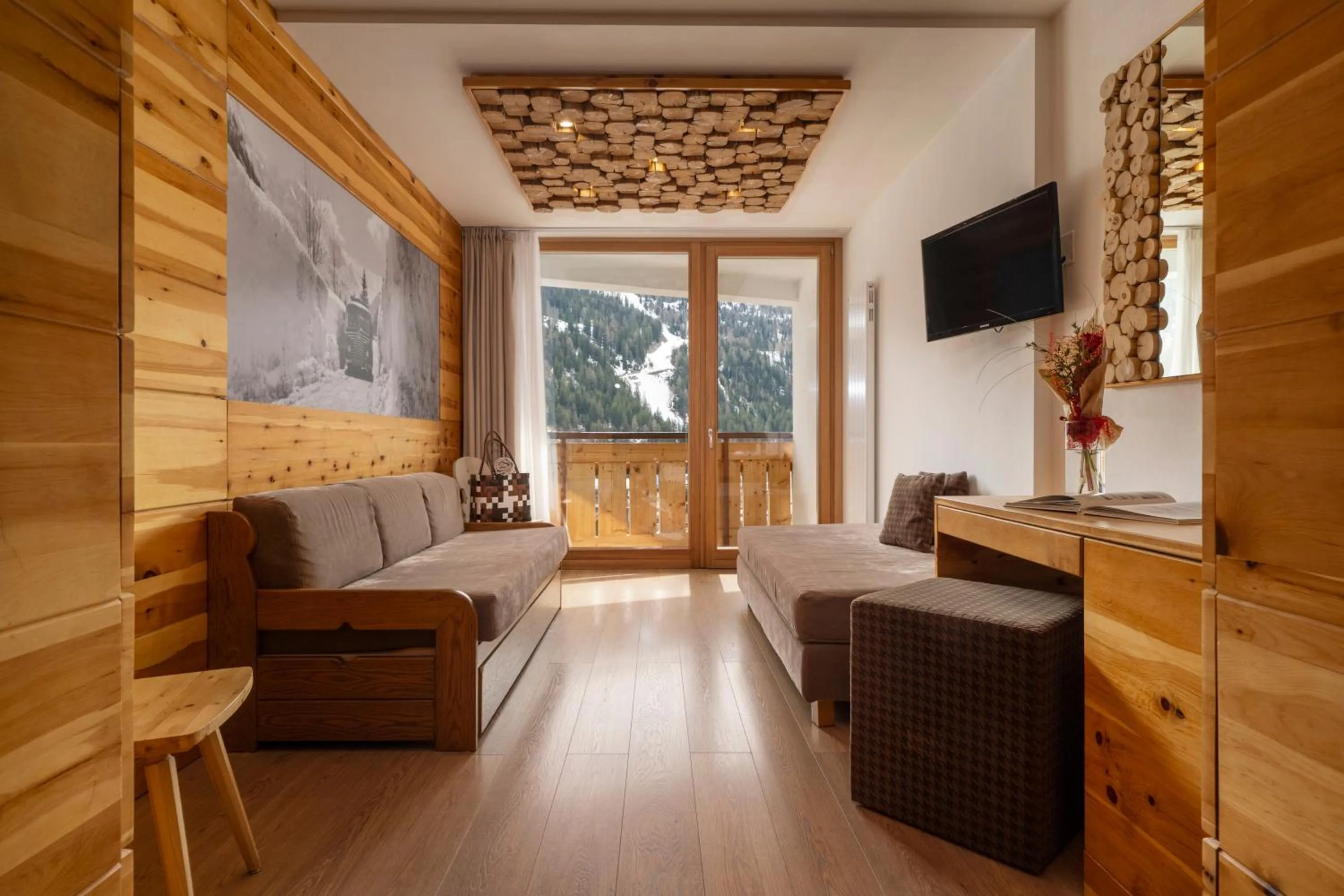 Communal lounge/ TV room in Hotel Dahu