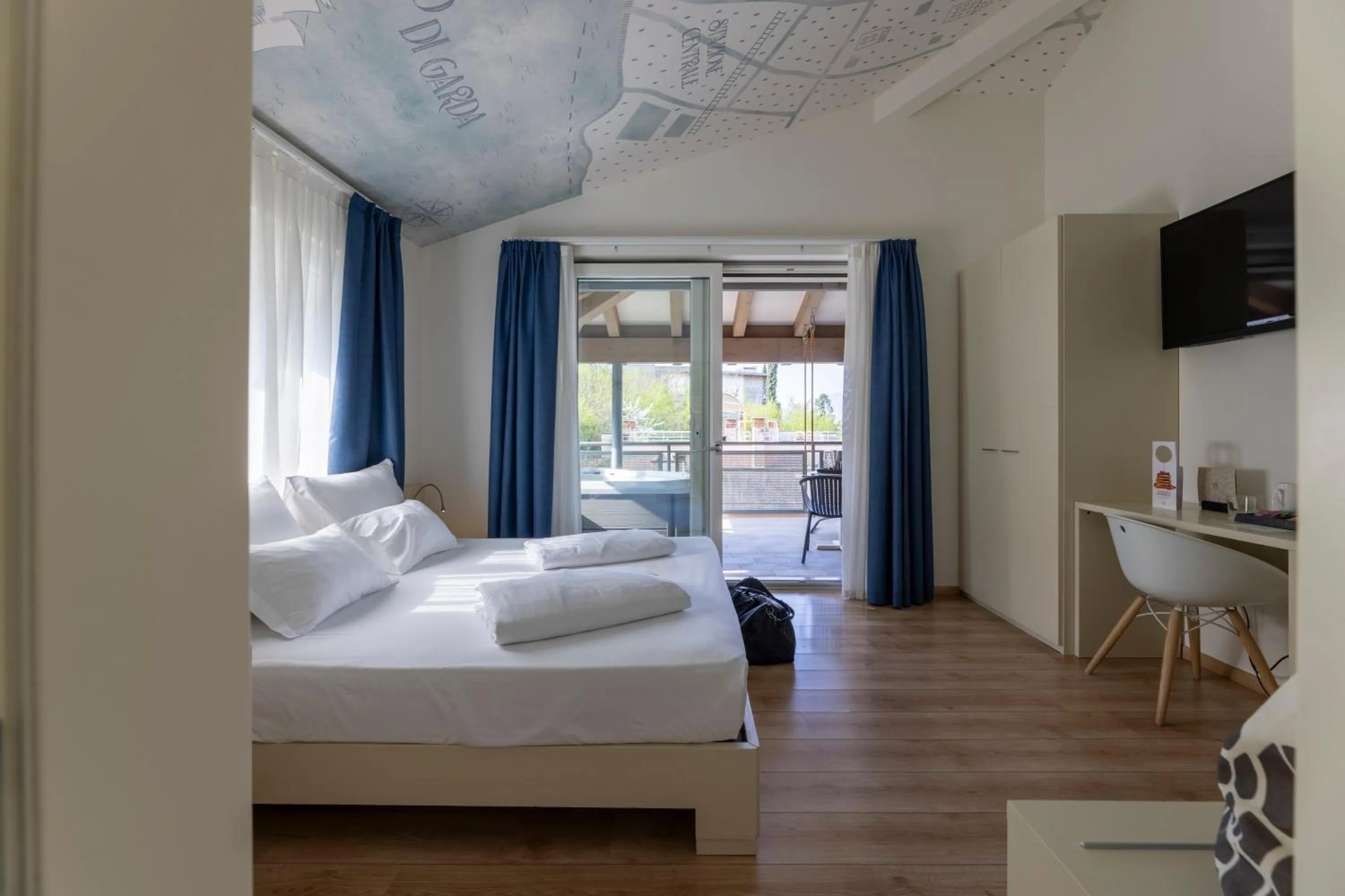 Photo of the whole room, Bed in SeeLE Garda Hotel