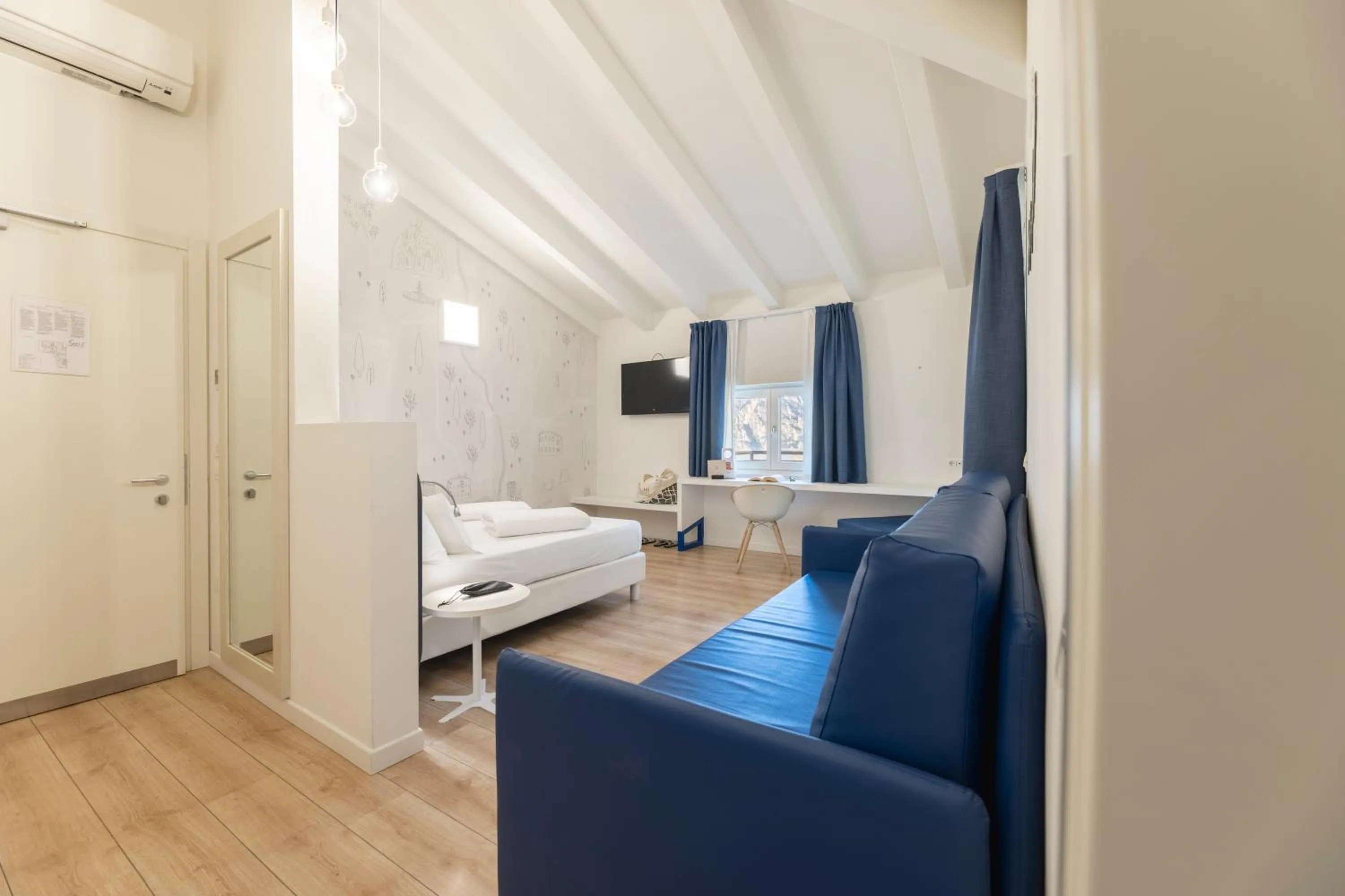 Photo of the whole room, Bed in SeeLE Garda Hotel