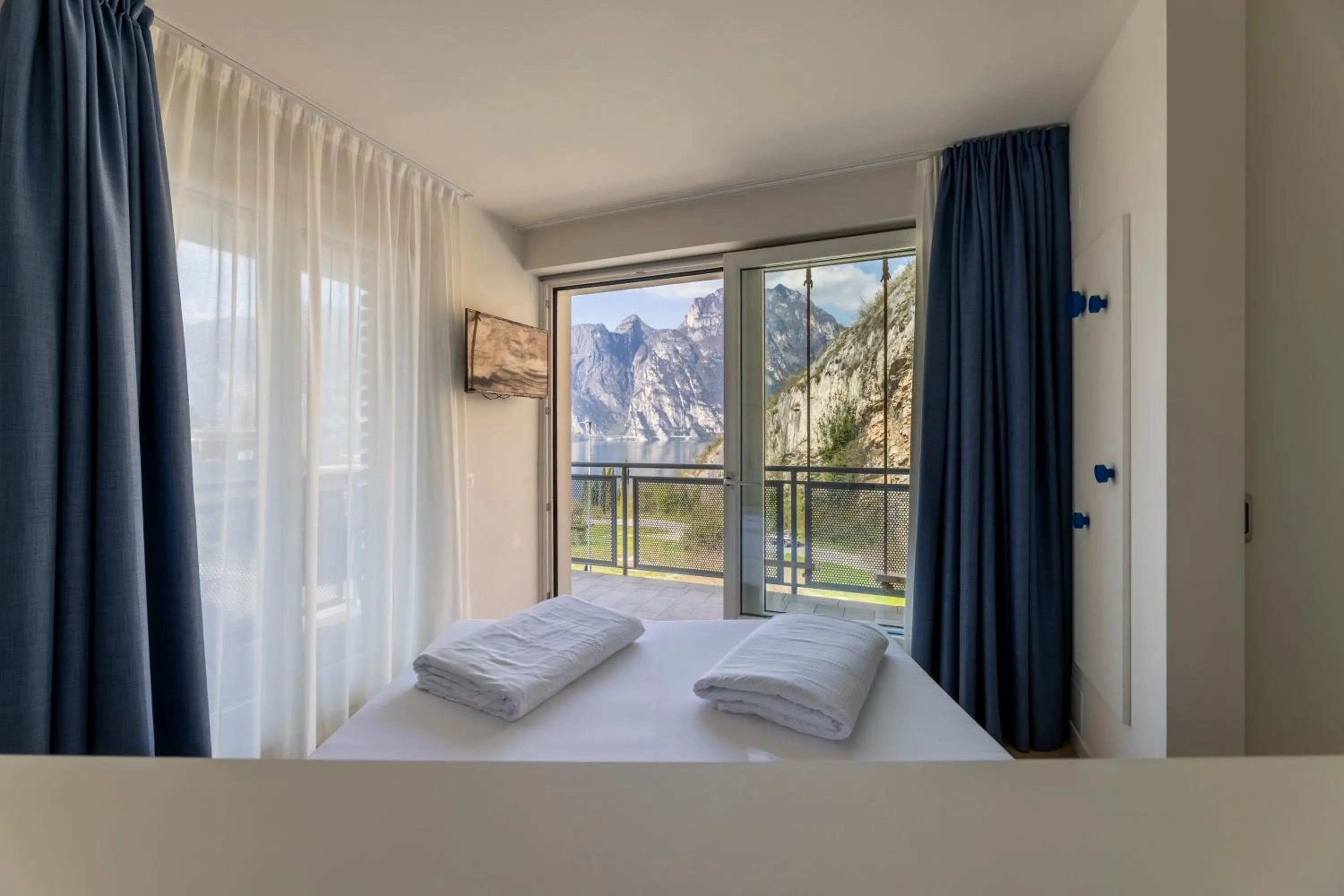 Photo of the whole room, Bed in SeeLE Garda Hotel