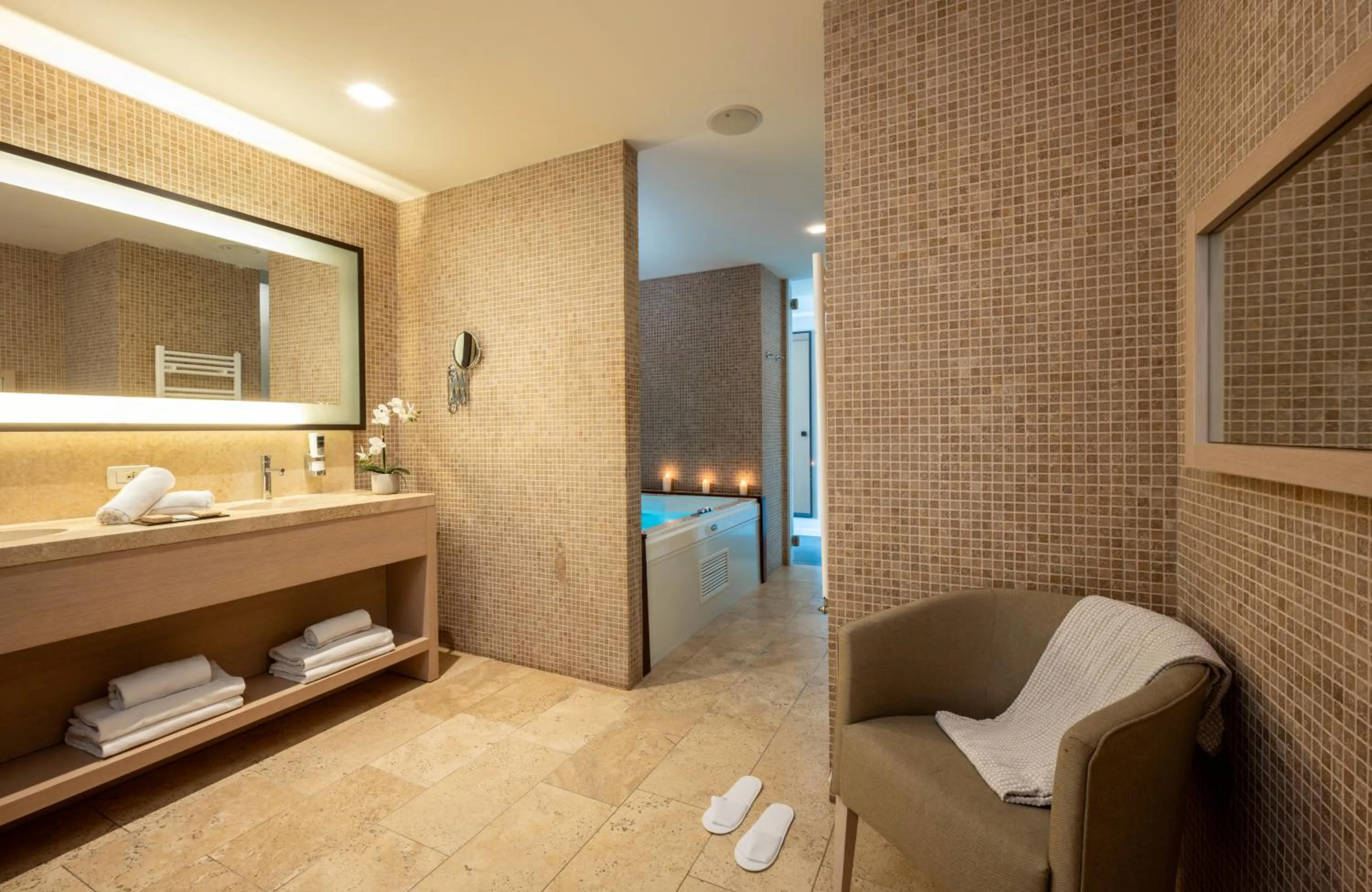 Hot Tub in Leonardo Hotel Lago di Garda - Wellness and Spa