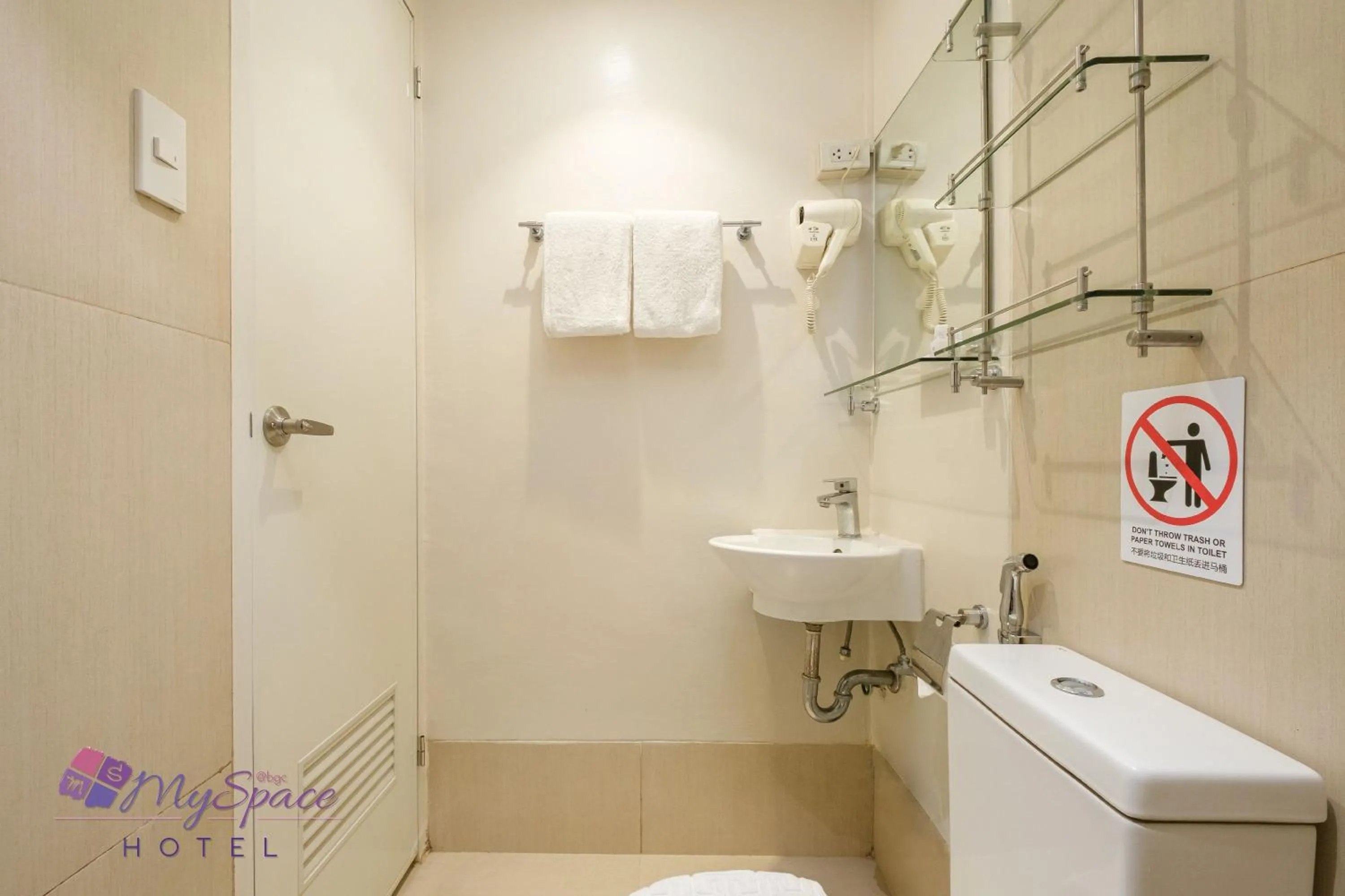 Bathroom in MySpace Hotel @BGC