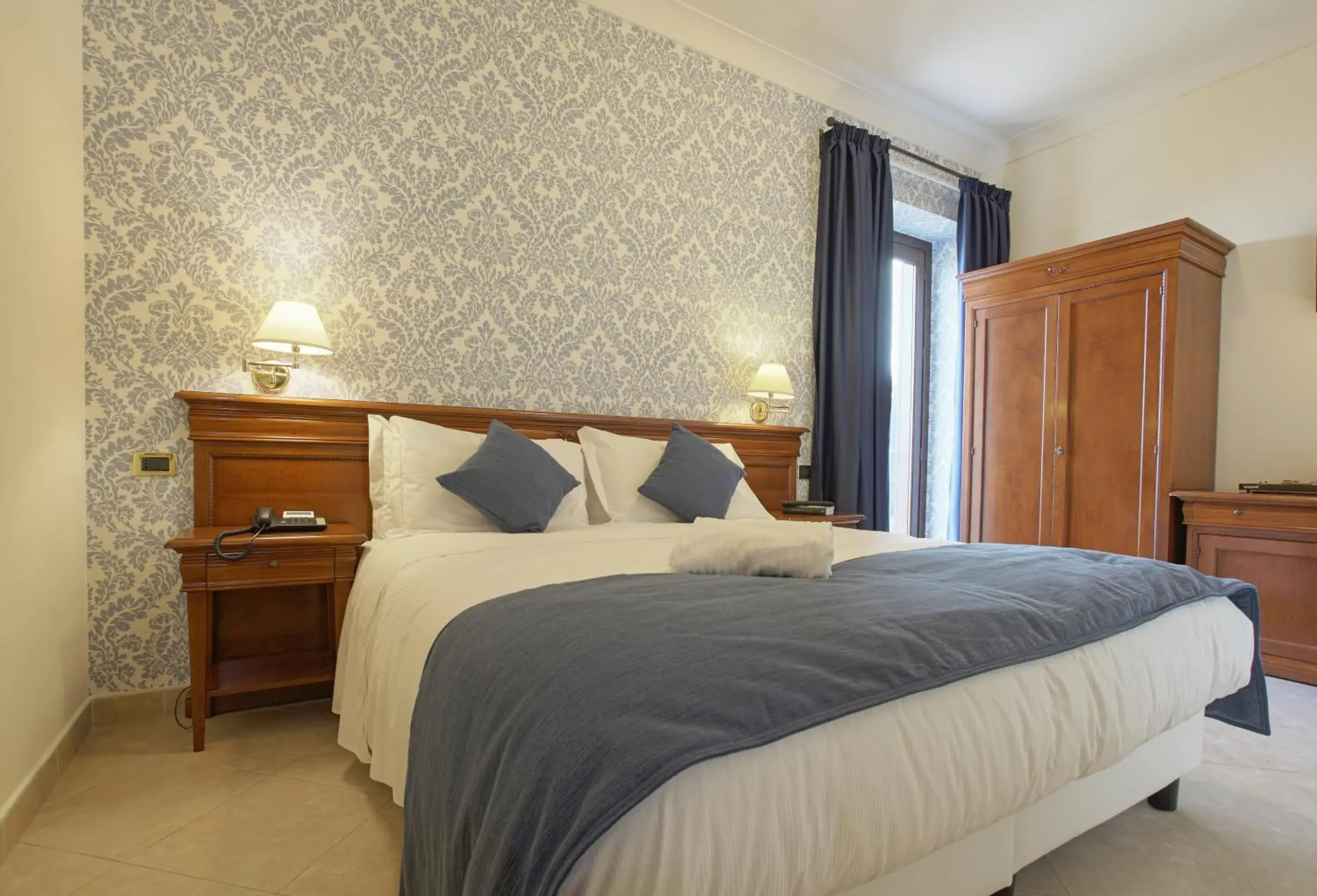 Photo of the whole room, Bed in Relais Villa Giuliana