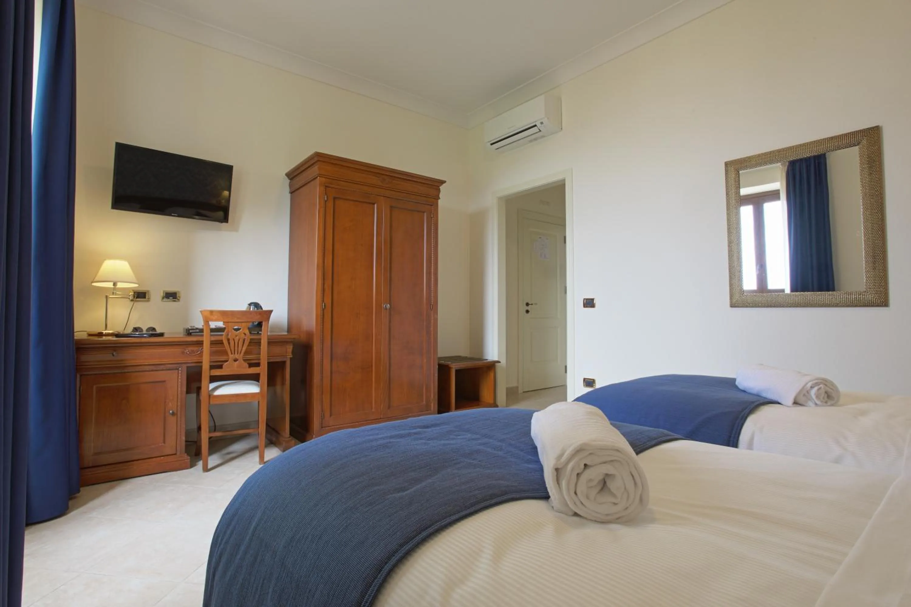 Photo of the whole room, Bed in Relais Villa Giuliana