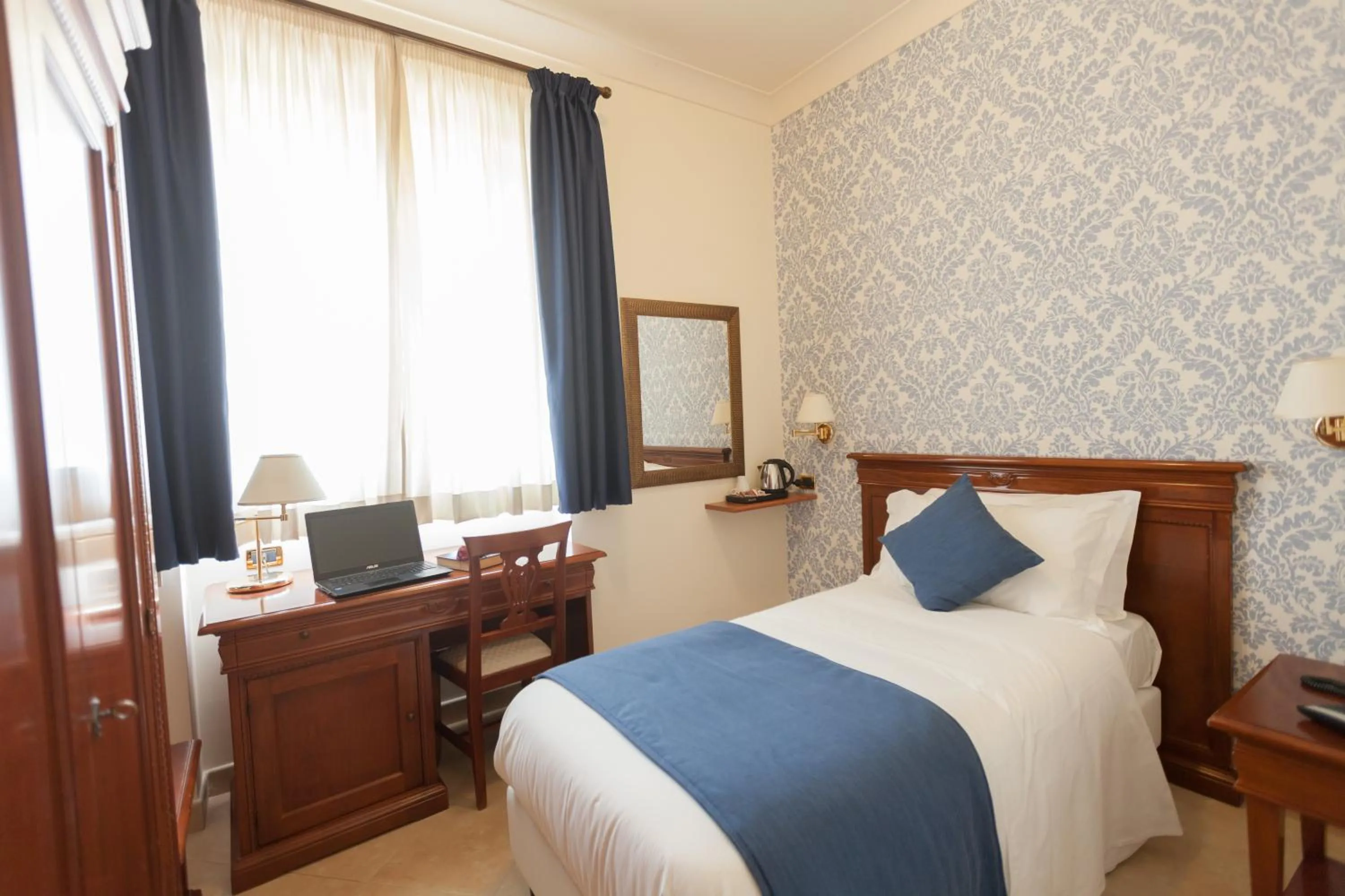 Photo of the whole room, Bed in Relais Villa Giuliana