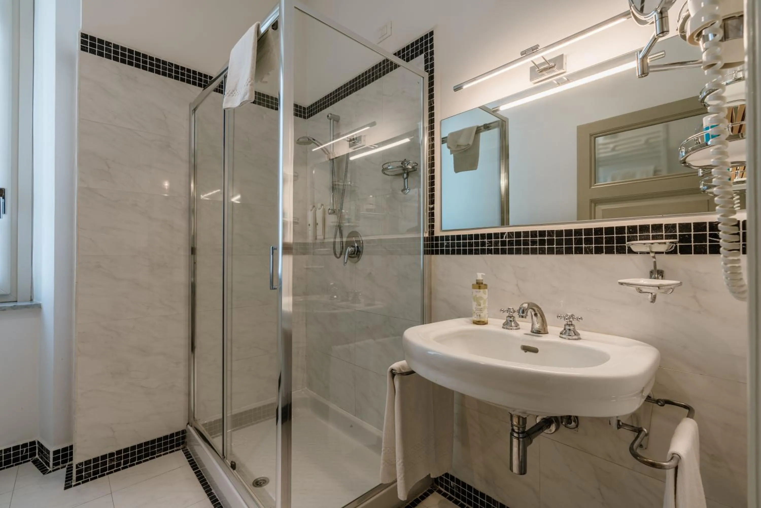 Shower in Hotel Monte Baldo e Villa Acquarone