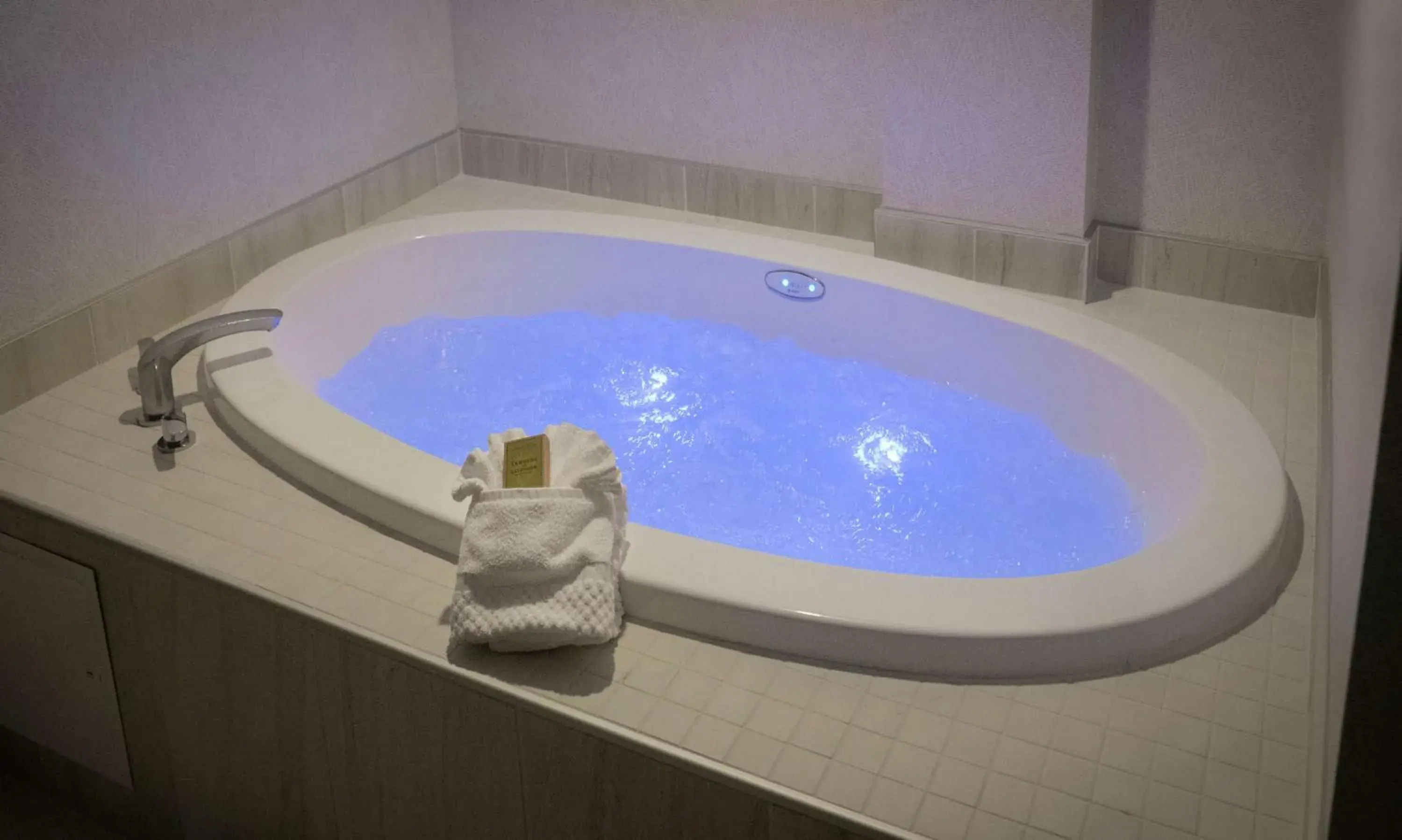 Bathroom in DoubleTree by Hilton Hotel Niagara Falls New York Bathroom in DoubleTree by Hilton Hotel Niagara Falls New York