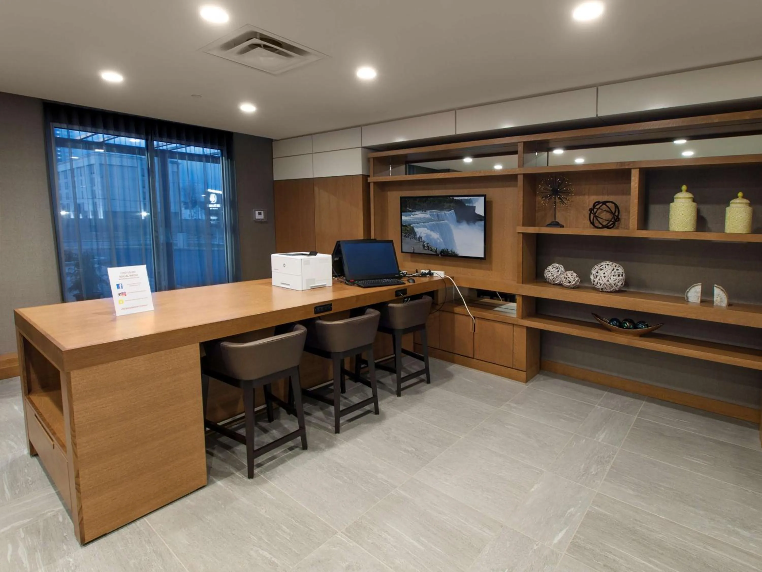 Lounge or bar in DoubleTree by Hilton Hotel Niagara Falls New York