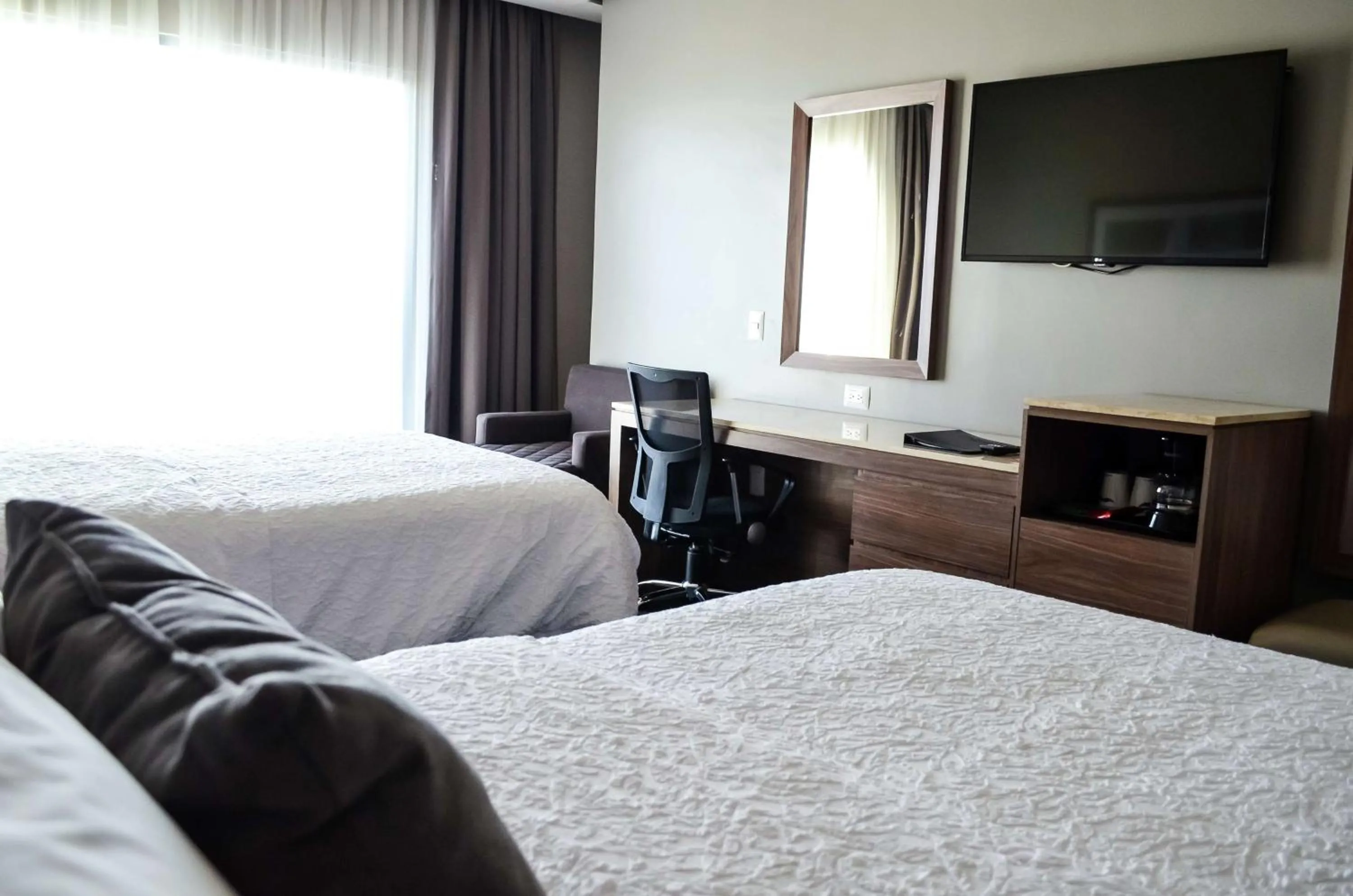 Bedroom, Bed in Hampton Inn by Hilton Durango