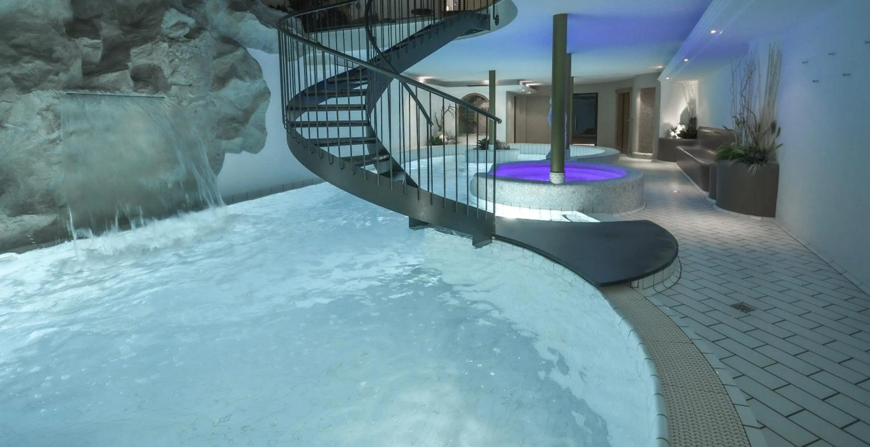 Swimming pool in Hotel Luna Mondschein