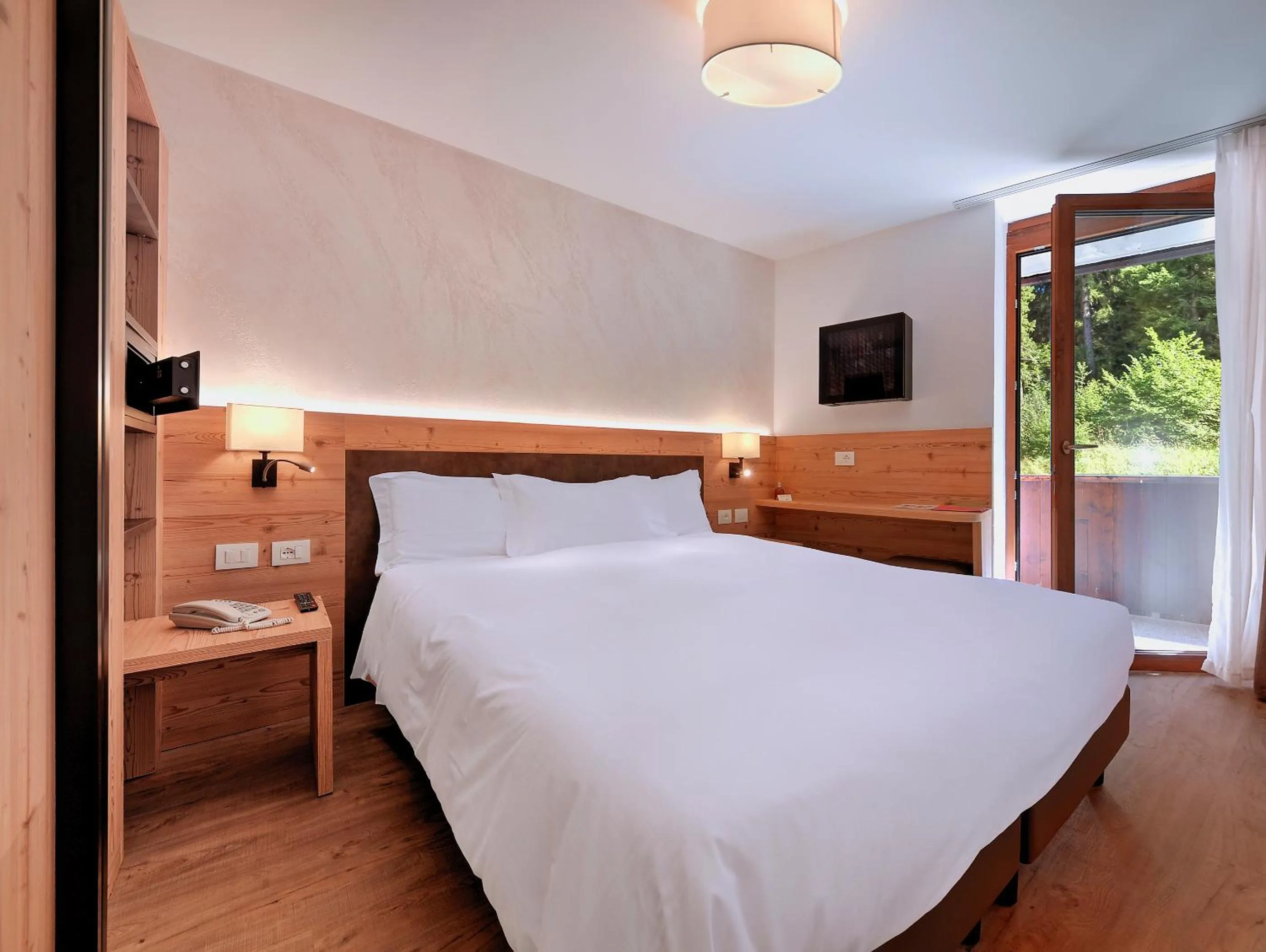 Bed in Luna Wellness Hotel