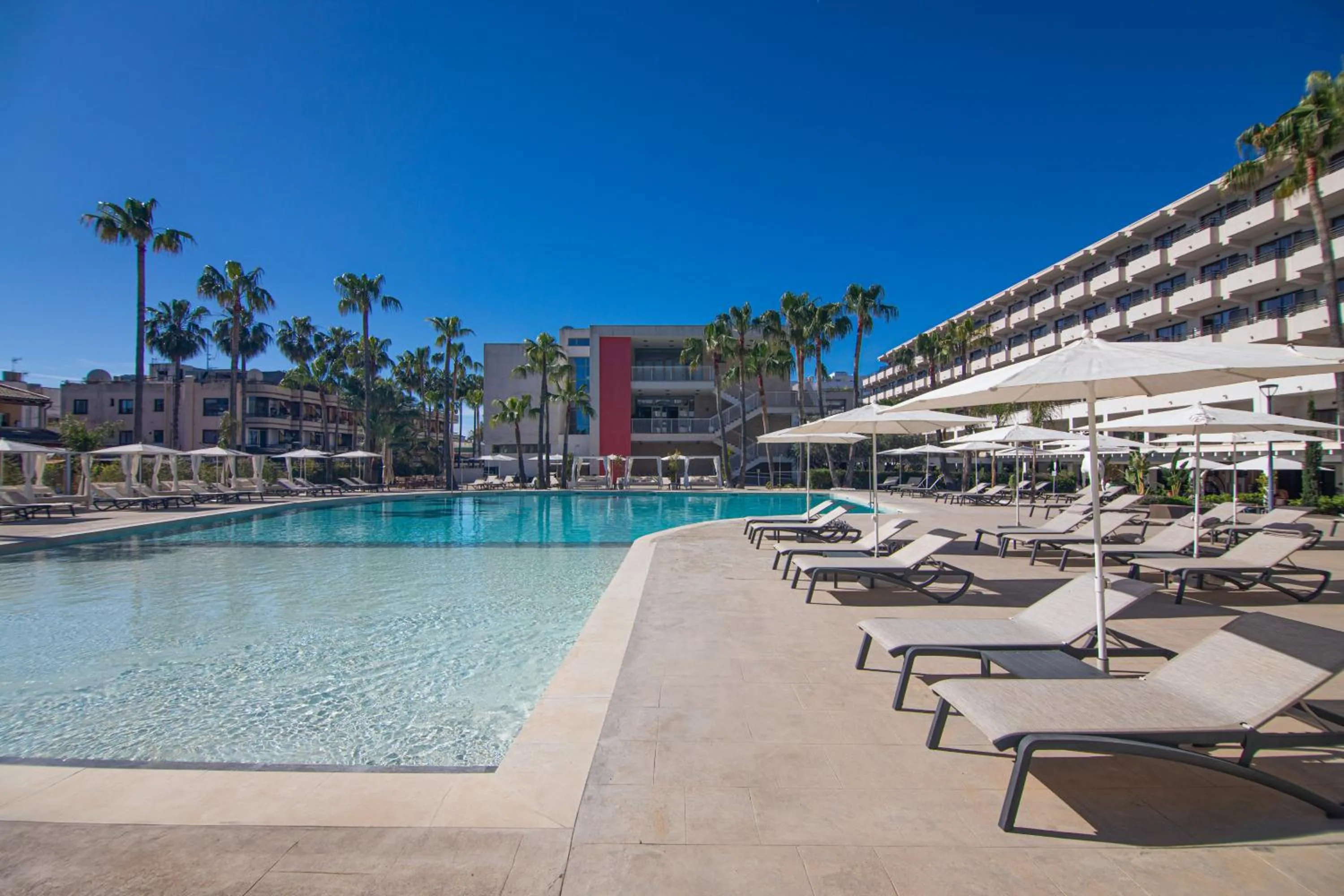 Swimming pool in INNSiDE by Meliá Alcudia