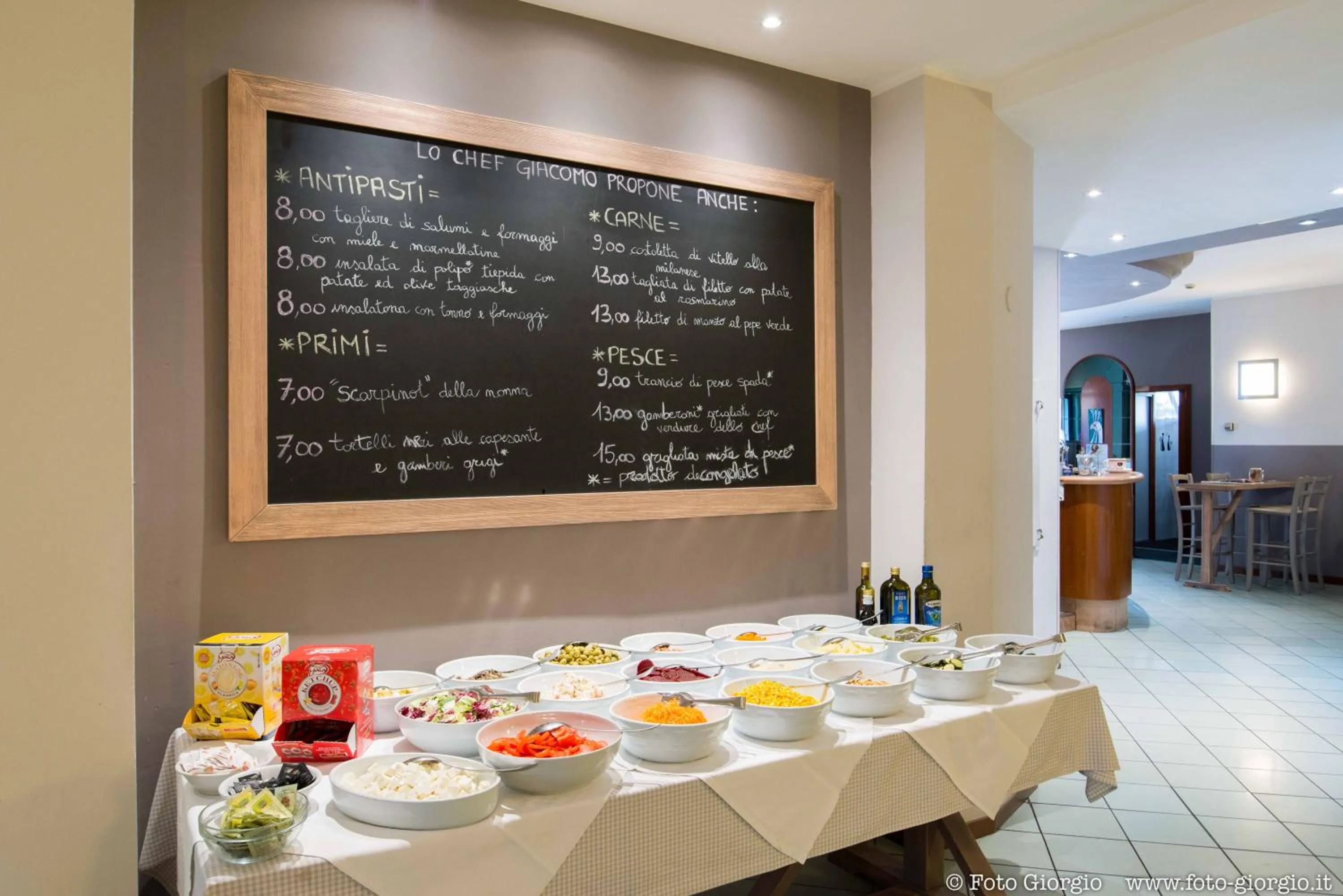 Restaurant/places to eat in Hotel Daina