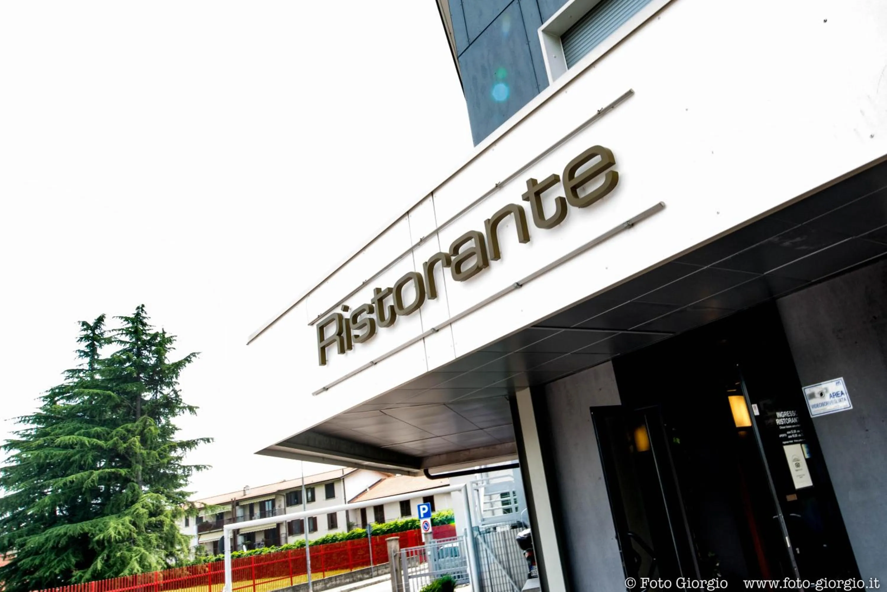 Restaurant/places to eat in Hotel Daina