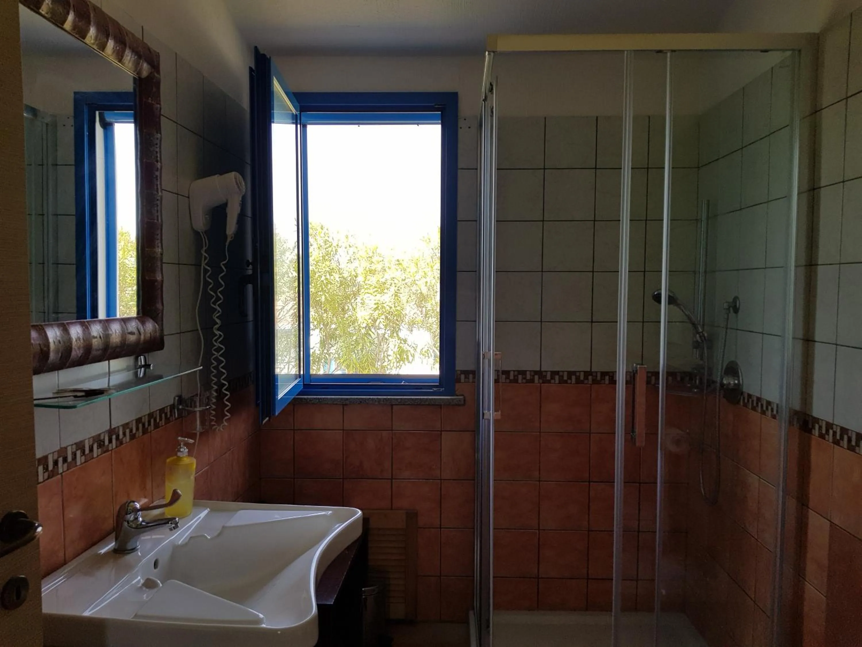 Shower in Hotel Baia Cea