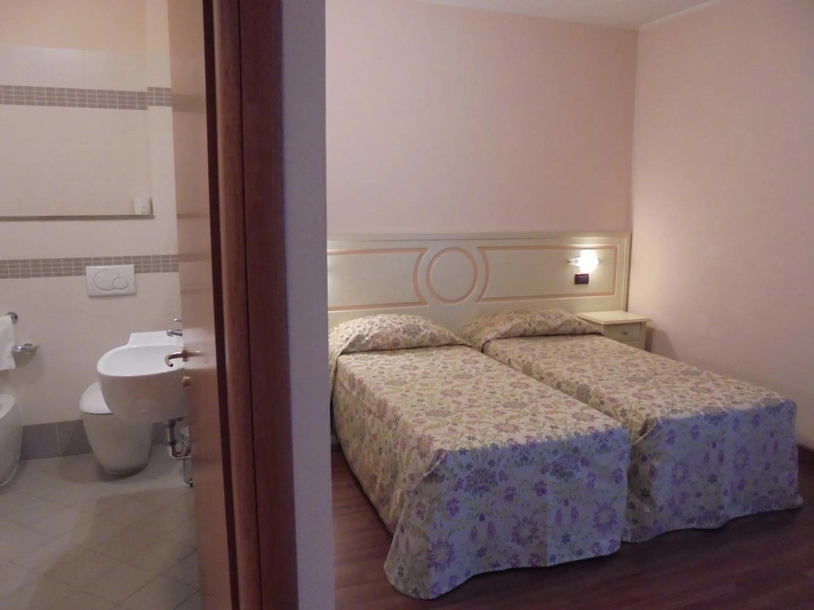 Bathroom, Bed in Hotel Plazza