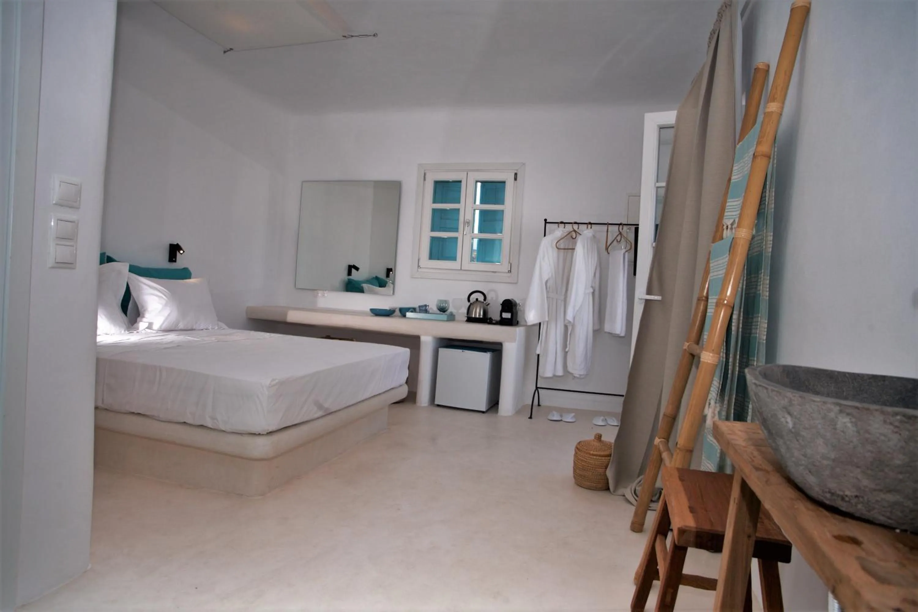 Photo of the whole room, Bed in Mykonos Moussa