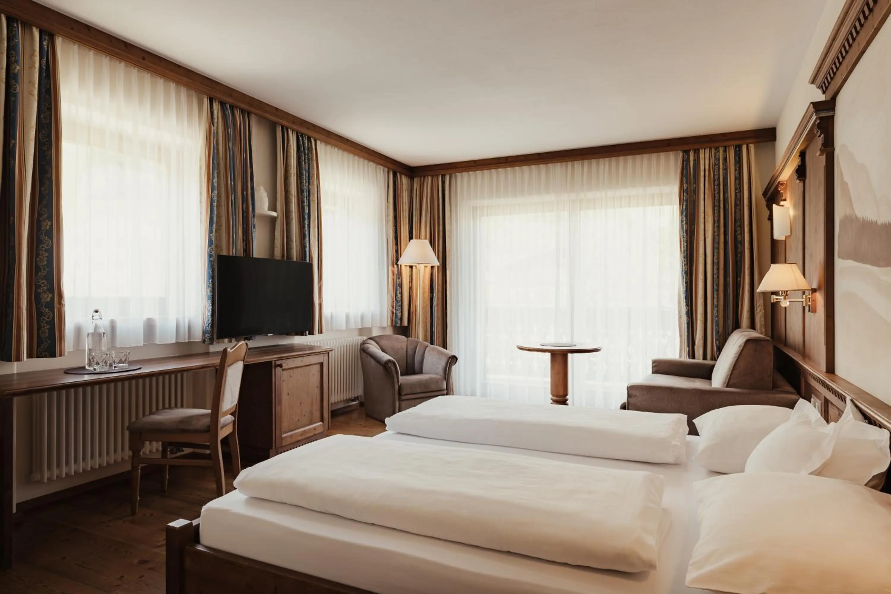 Photo of the whole room, Bed in Kristallhotel Corona-Krone