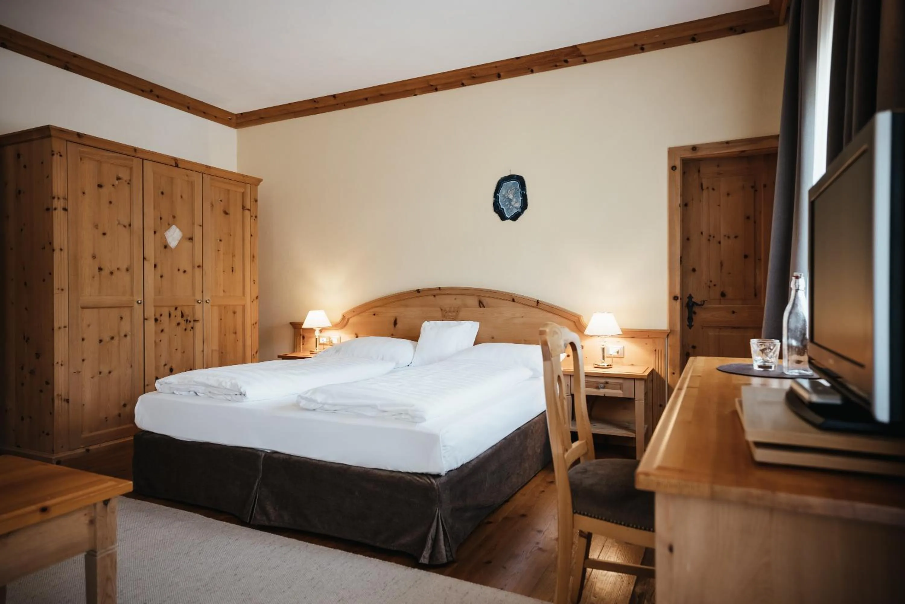 Photo of the whole room, Bed in Kristallhotel Corona-Krone