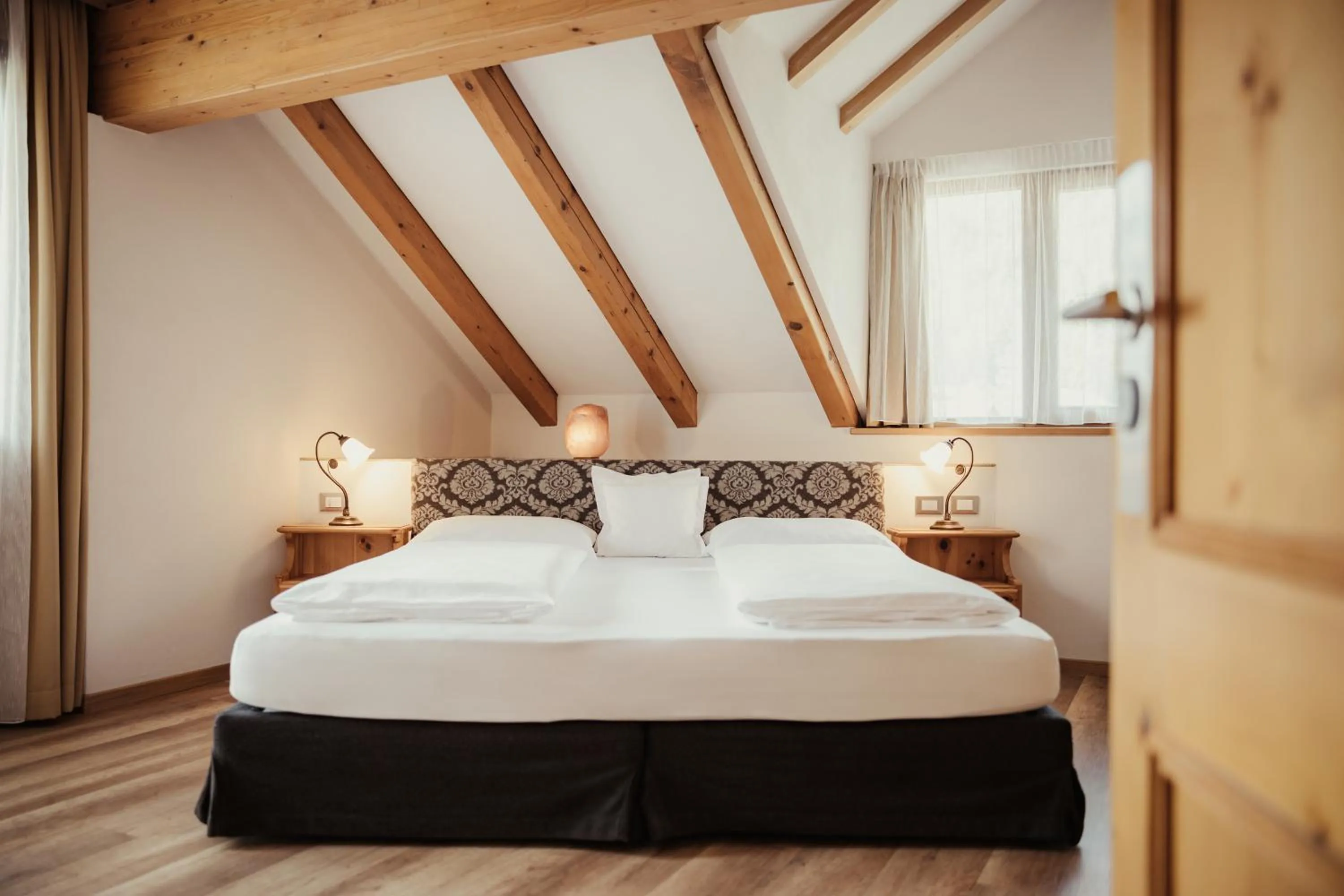 Photo of the whole room, Bed in Kristallhotel Corona-Krone