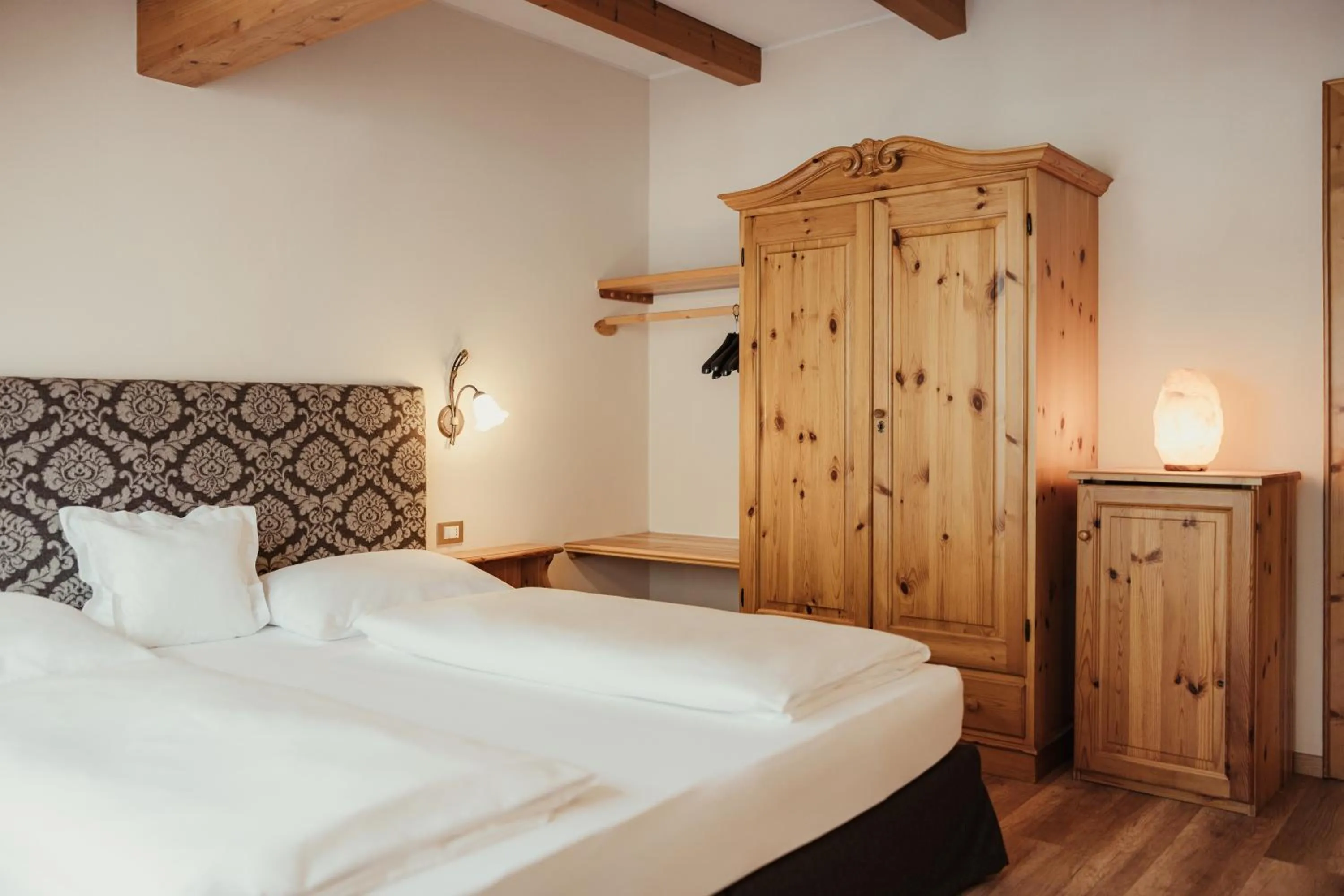 Photo of the whole room, Bed in Kristallhotel Corona-Krone