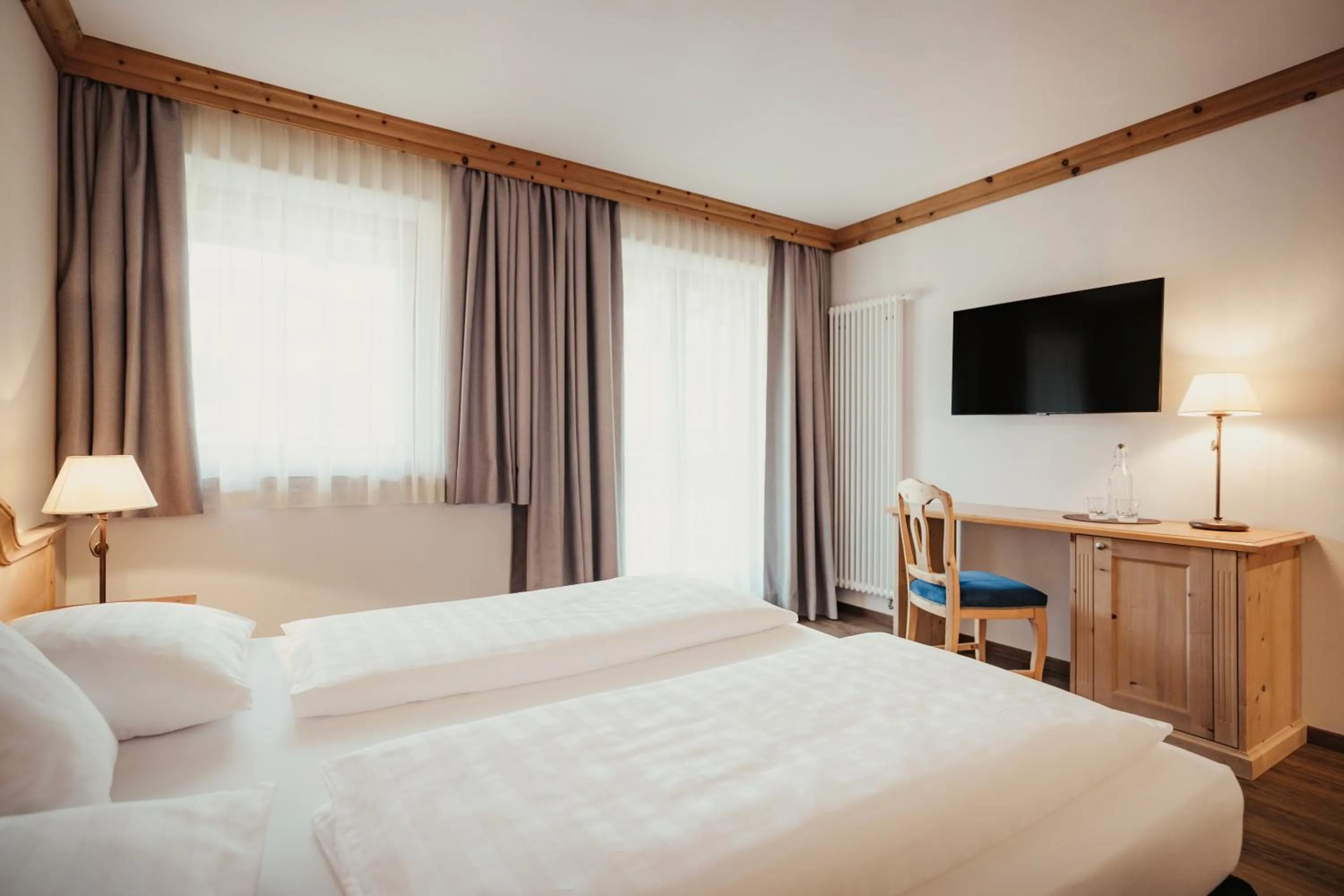 Photo of the whole room, Bed in Kristallhotel Corona-Krone
