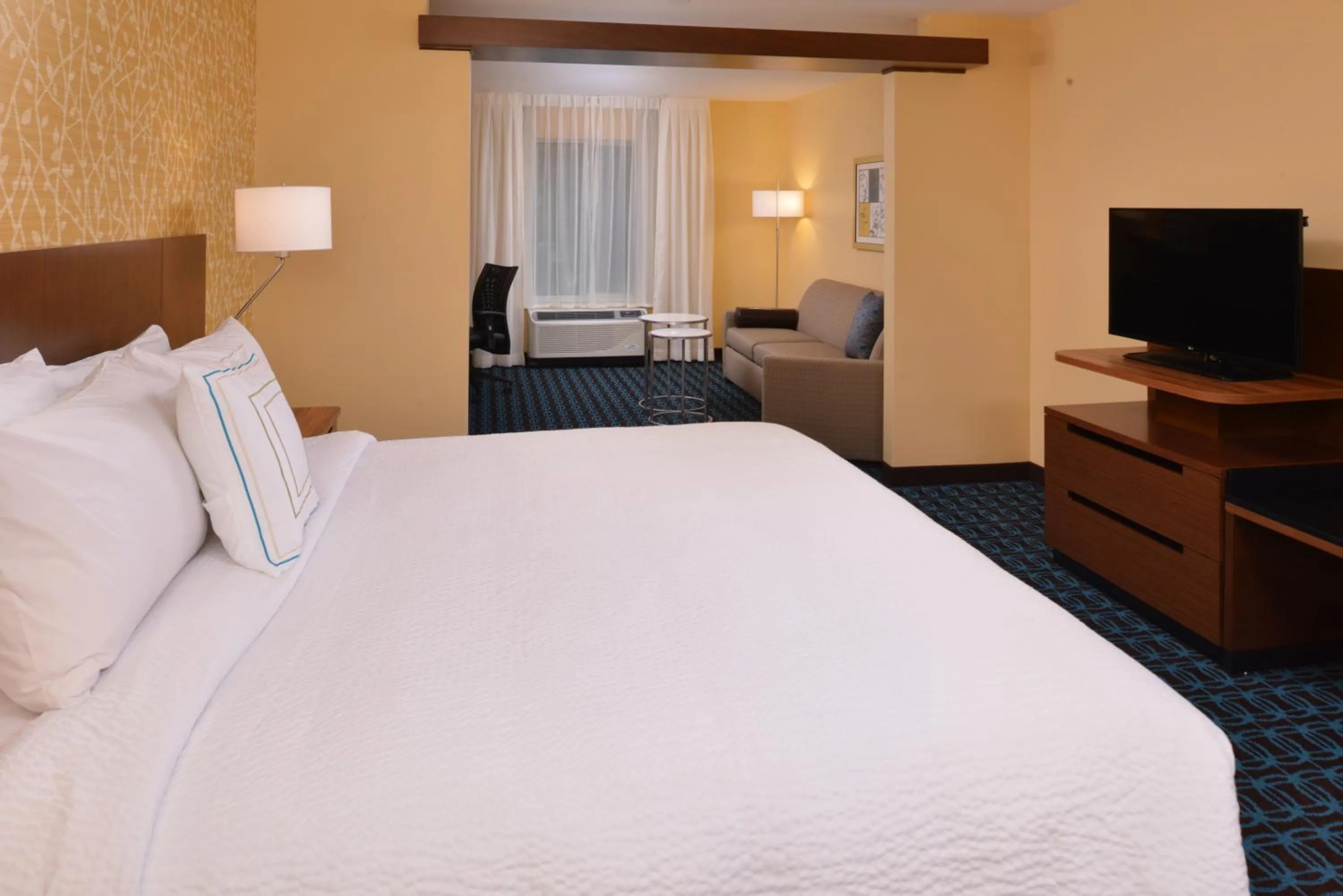 Living room, Bed in Fairfield Inn & Suites by Marriott Fremont