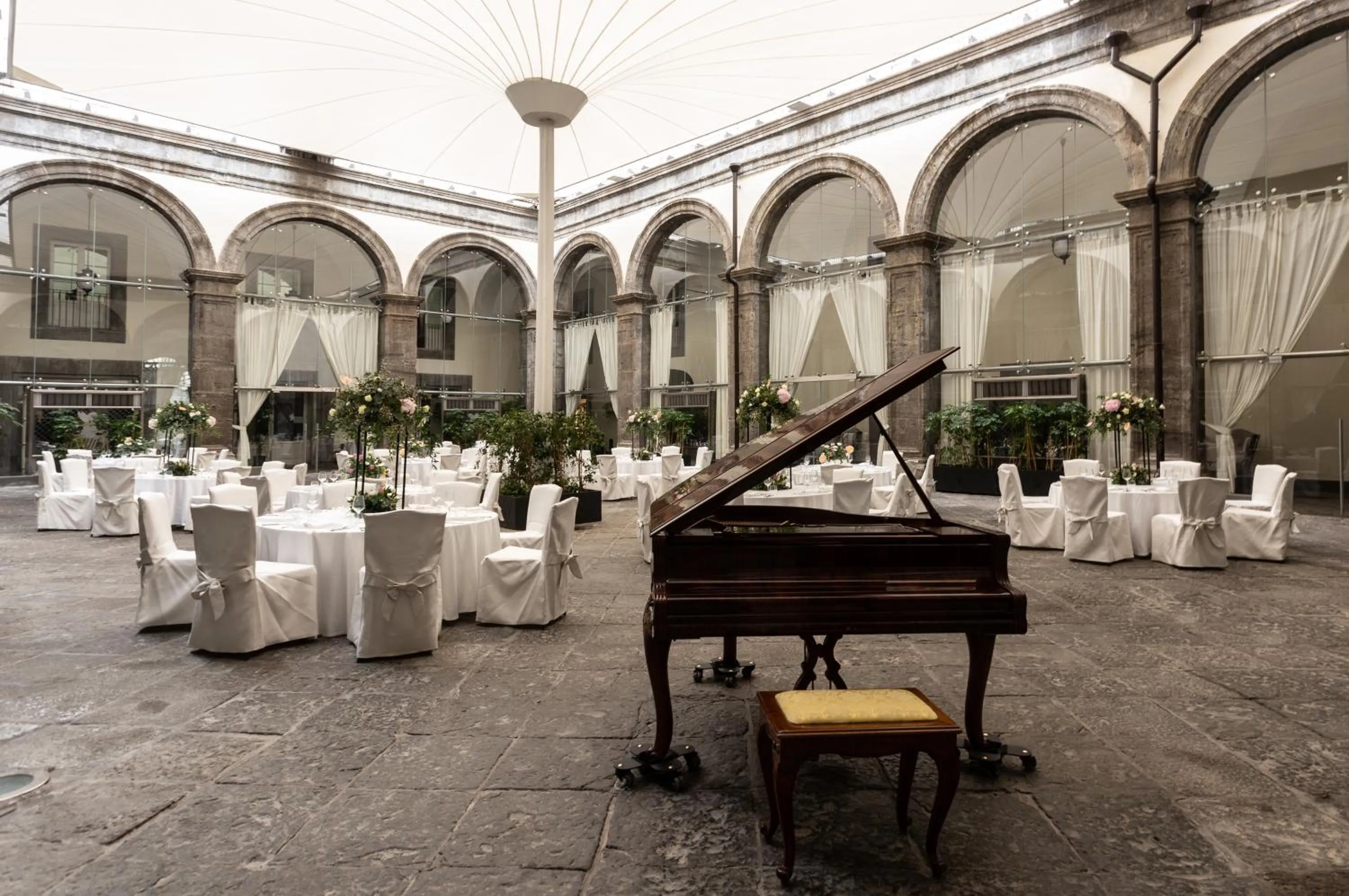 Restaurant/places to eat in Palazzo Caracciolo Naples