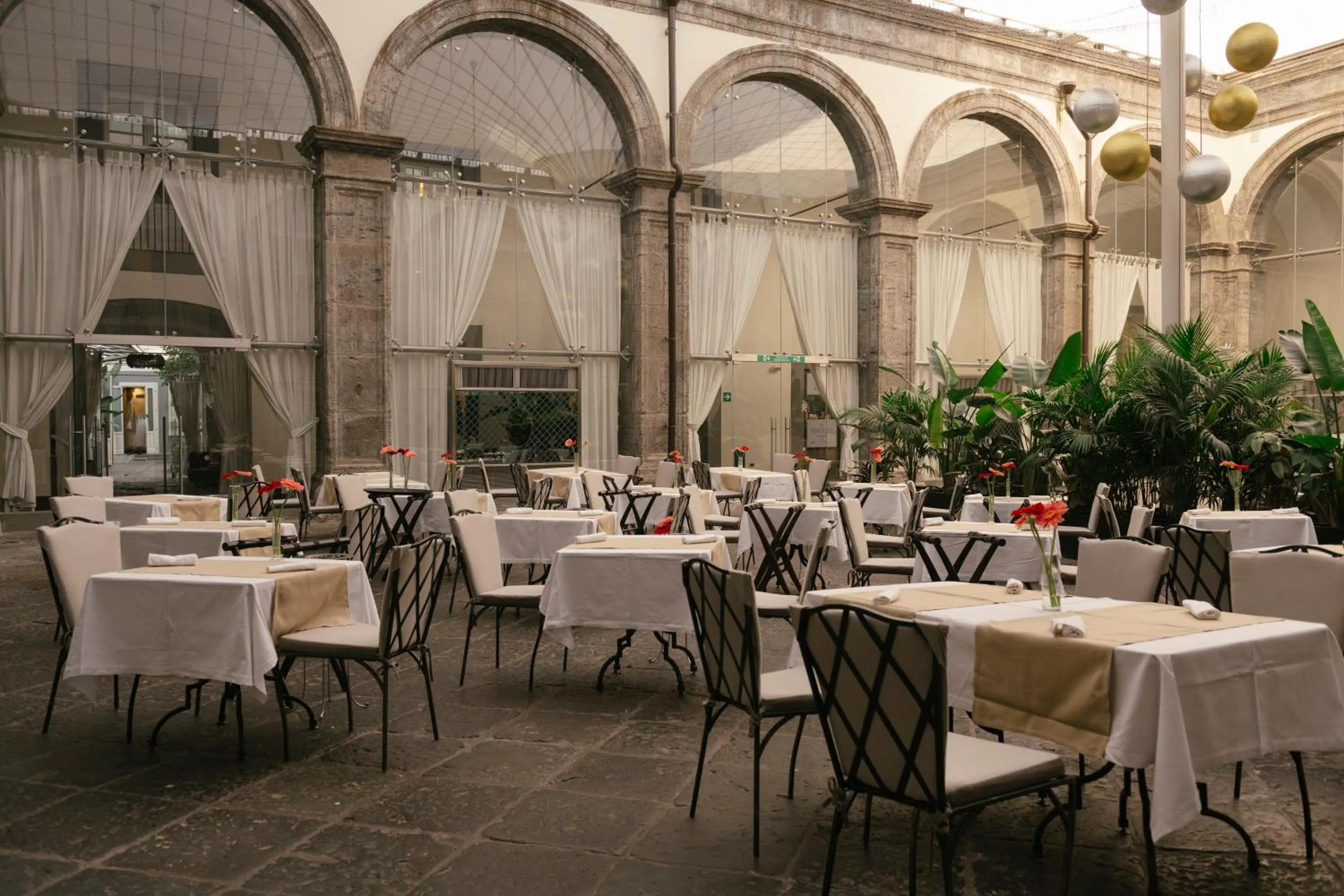 Restaurant/places to eat in Palazzo Caracciolo Naples
