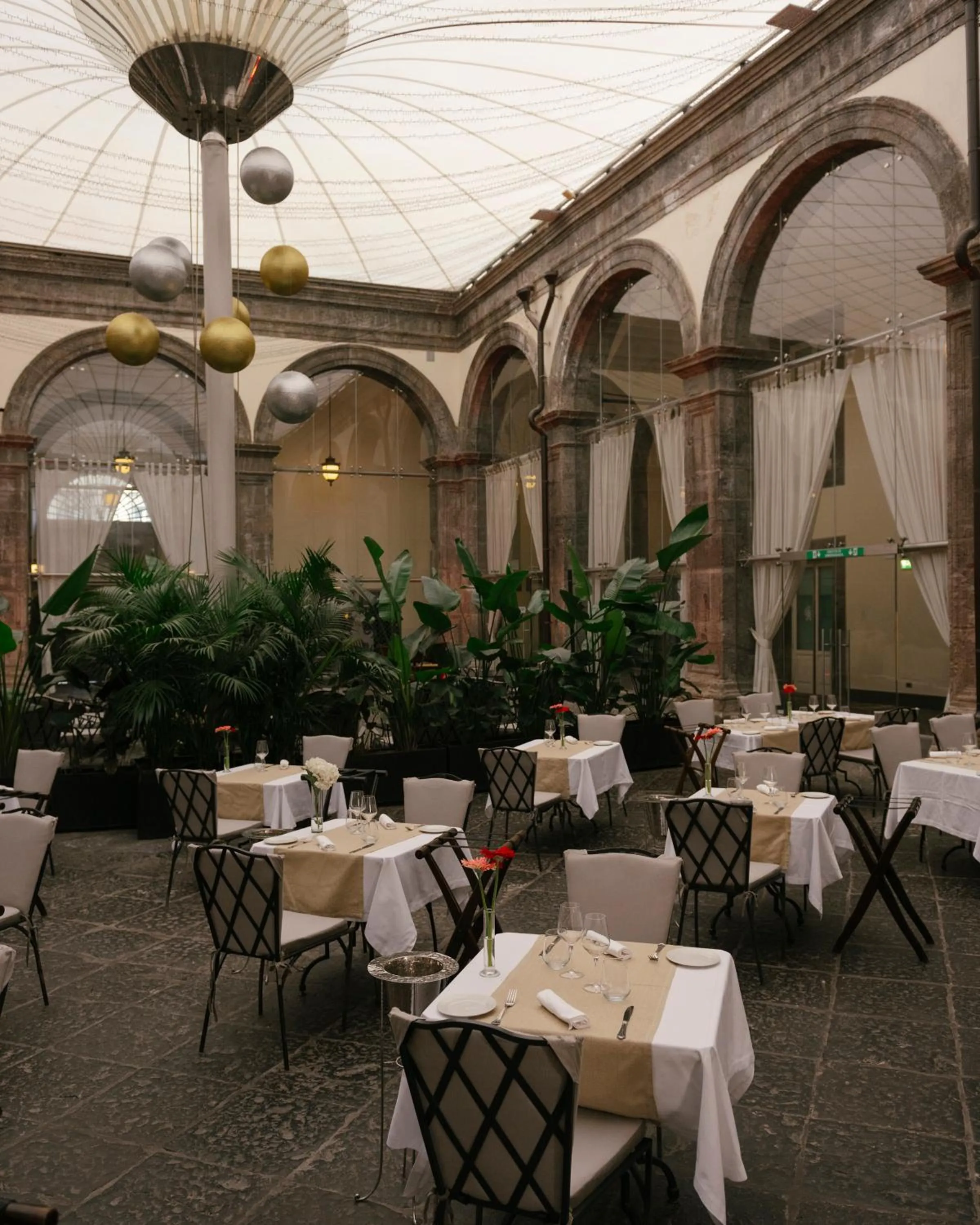 Restaurant/places to eat in Palazzo Caracciolo Naples