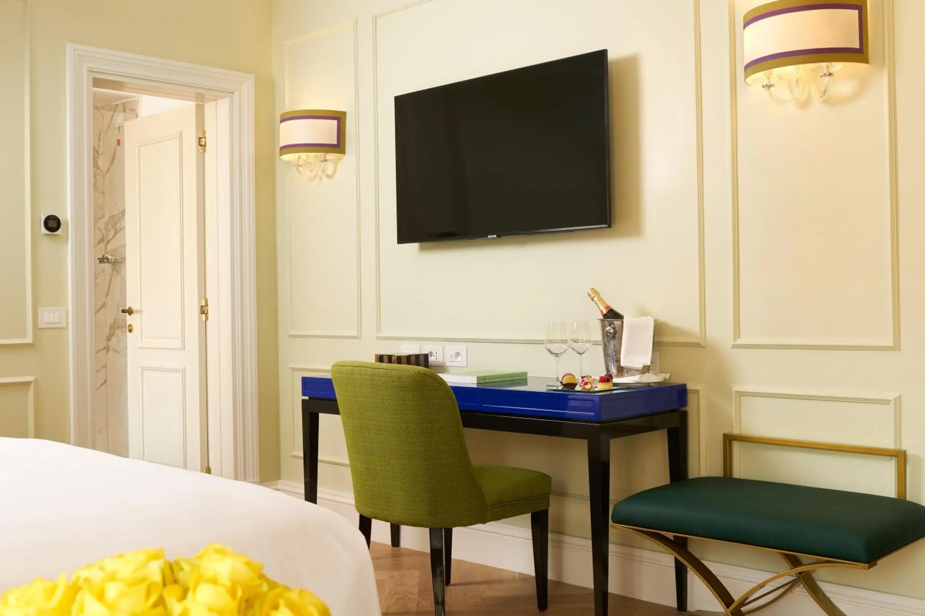 TV and multimedia, Bed in Palazzo Ripetta TV and multimedia, Bed in Palazzo Ripetta