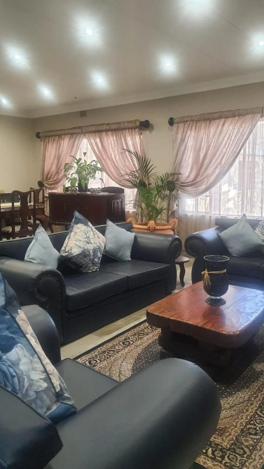 Communal lounge/ TV room in J'Cups Guest House