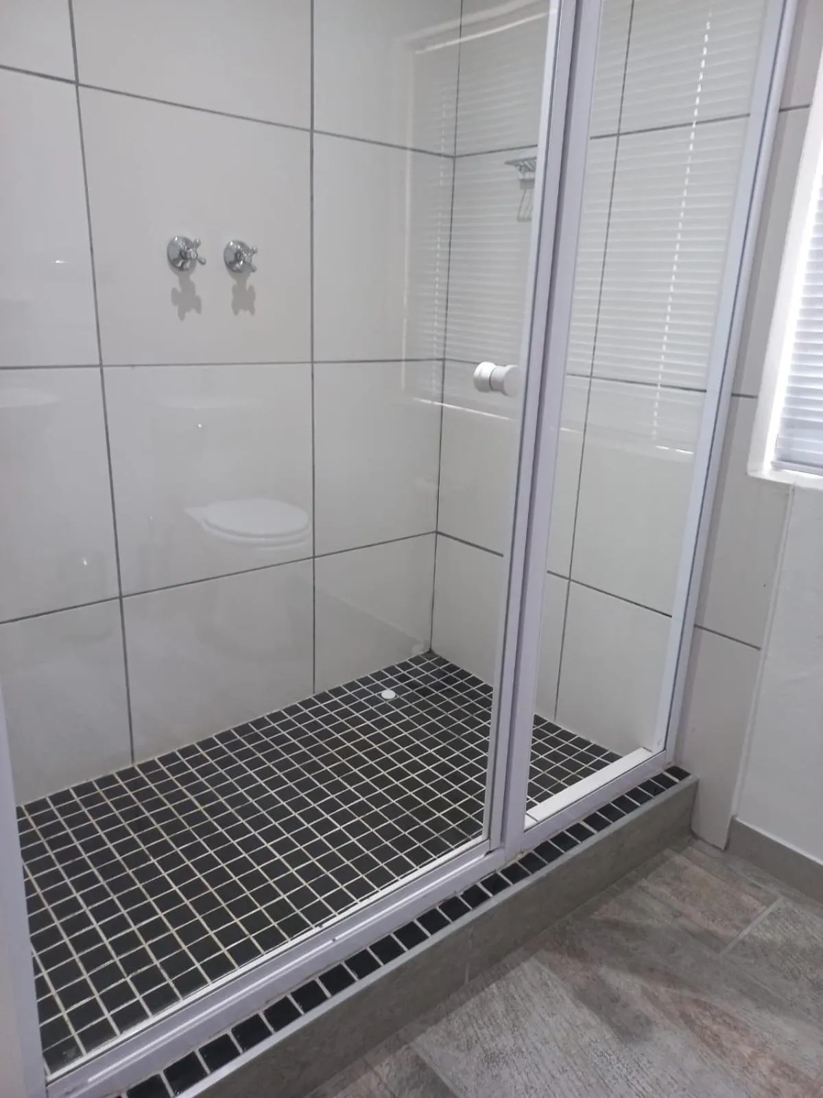 Shower in J'Cups Guest House