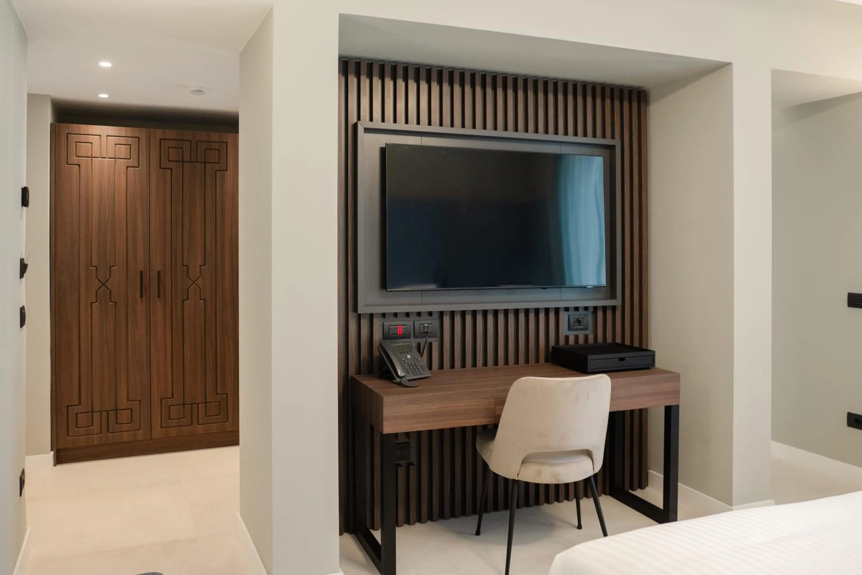 wardrobe, Bed in Emme Palace Hotel & Spa