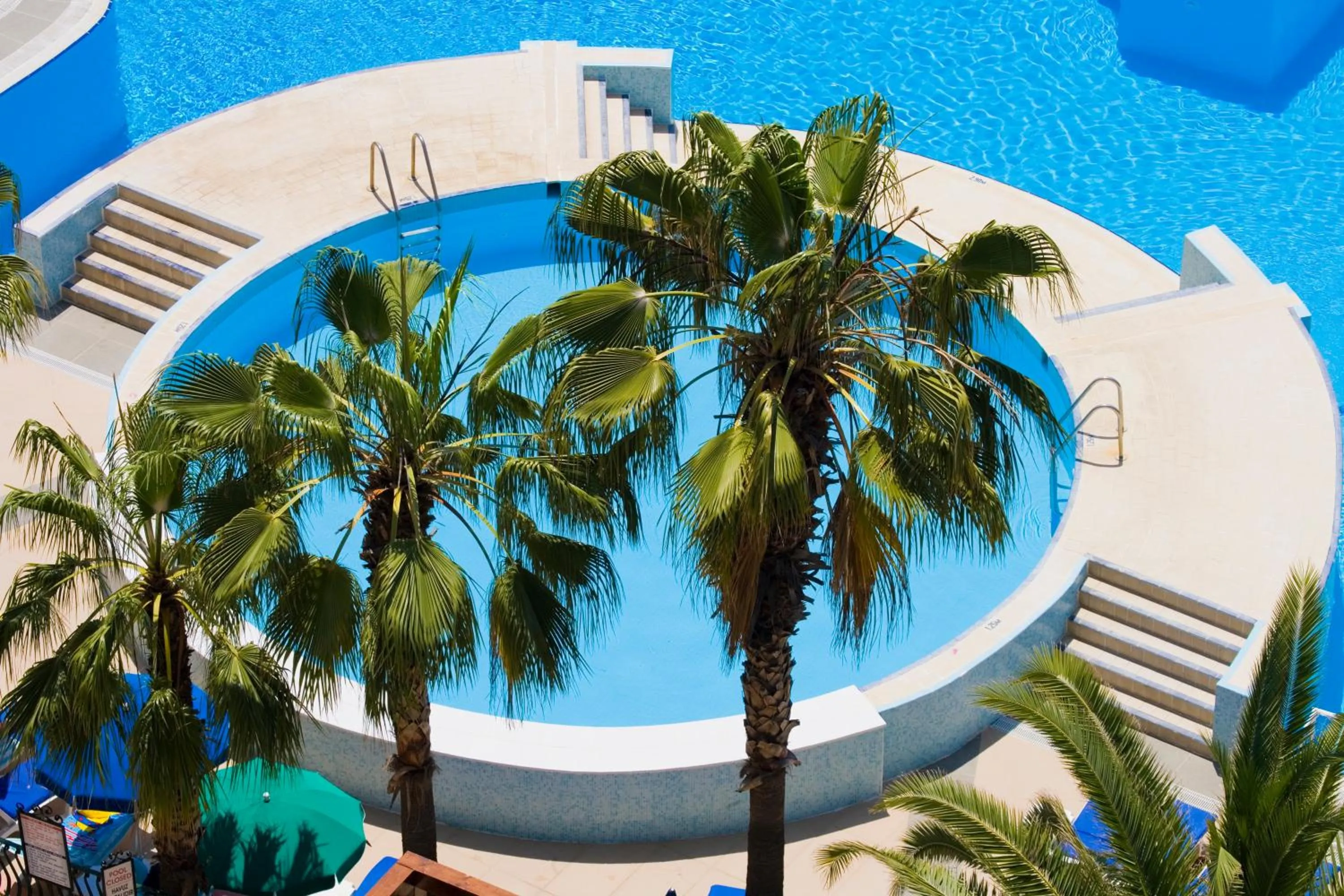 Day in Fantasia Deluxe Hotel