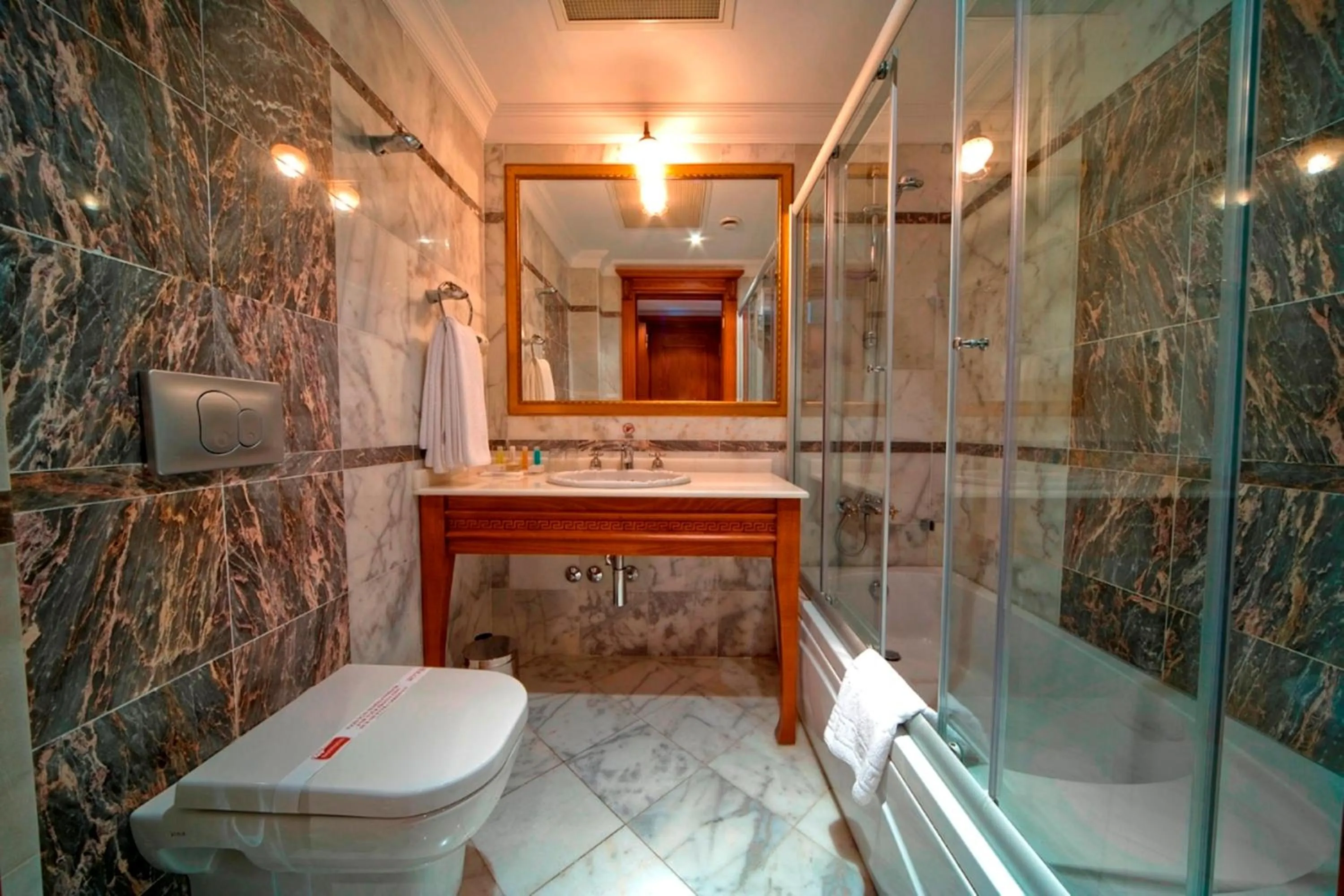 Shower in Acra Hotel - Special Category