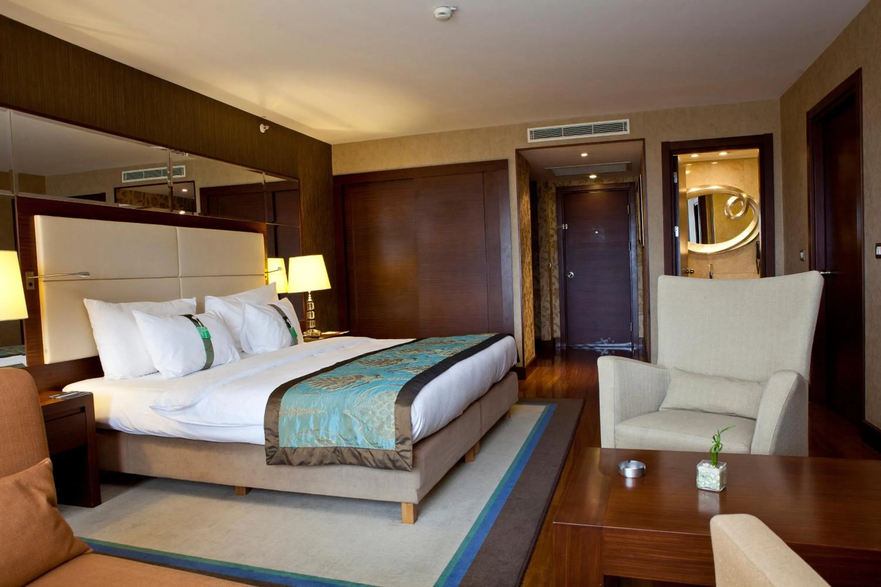 Photo of the whole room, Bed in Holiday Inn Sisli by IHG