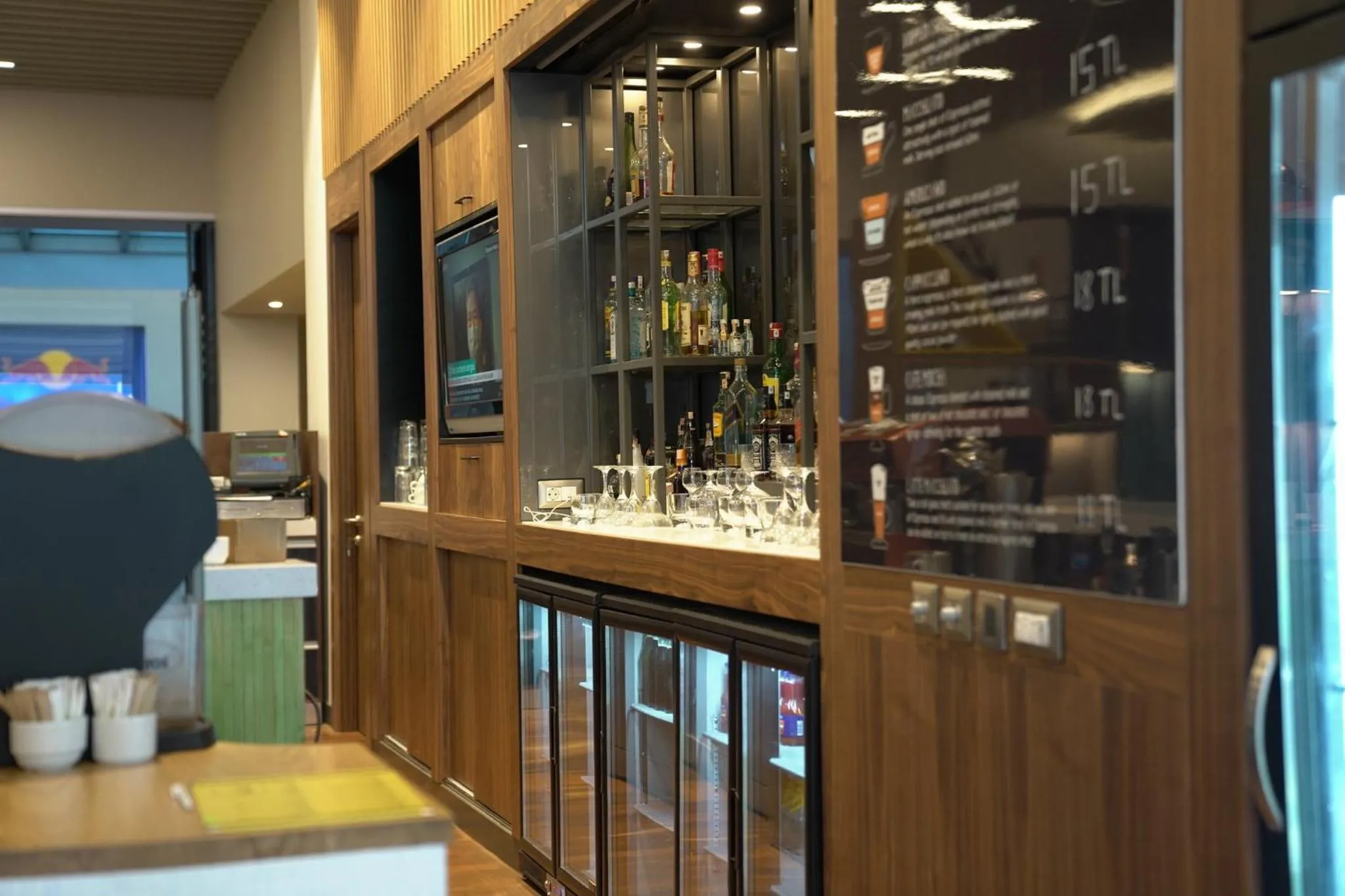 Lounge or bar in Holiday Inn Sisli by IHG