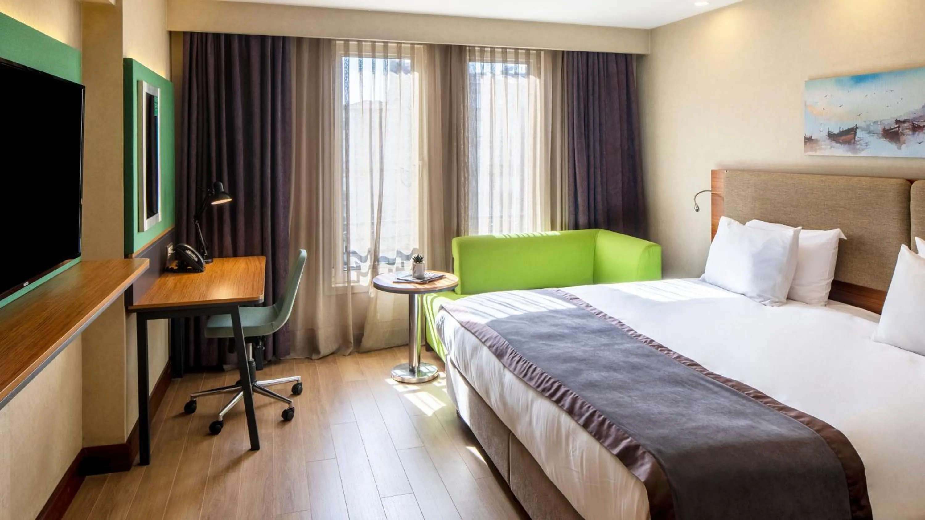 Photo of the whole room, Bed in Holiday Inn Sisli by IHG