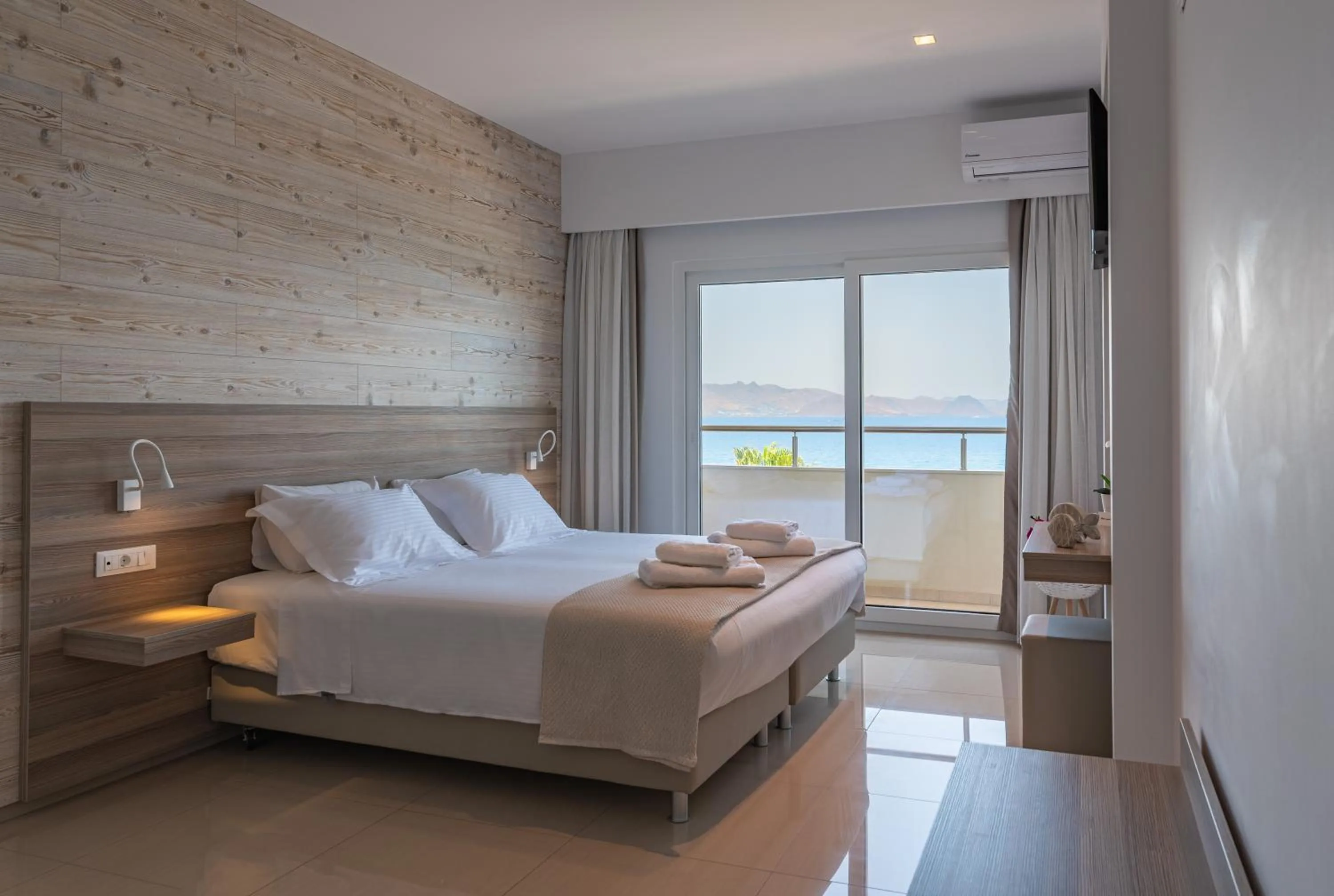 Photo of the whole room, Bed in Orpheus Studios