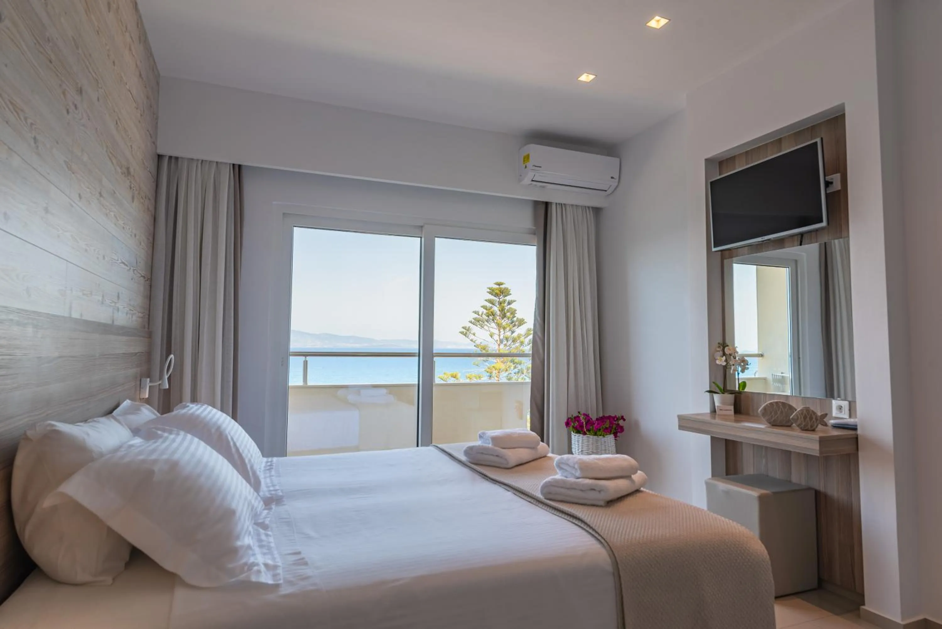 Photo of the whole room, Bed in Orpheus Studios