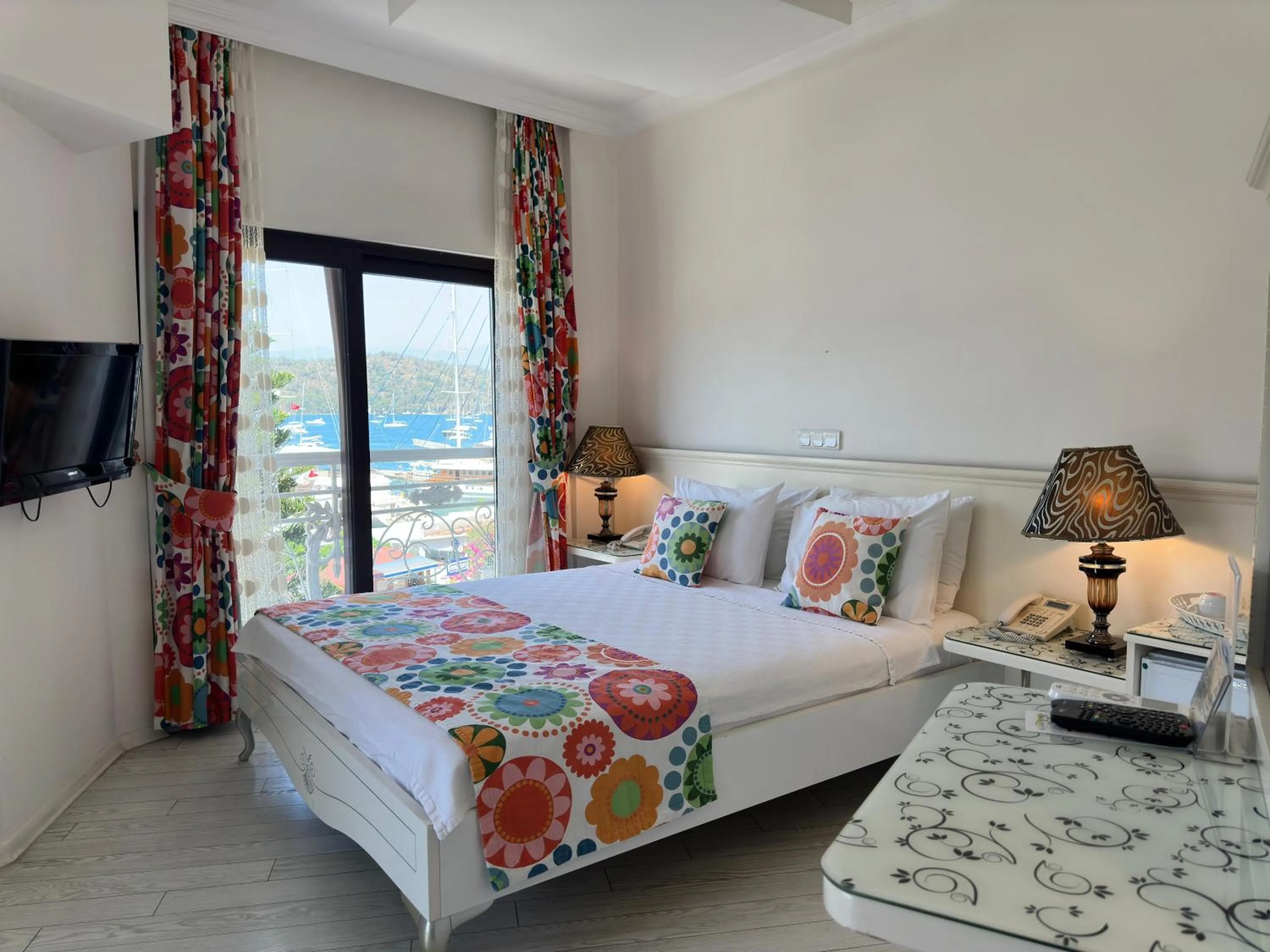 Balcony/Terrace, Bed in Ata Park Hotel