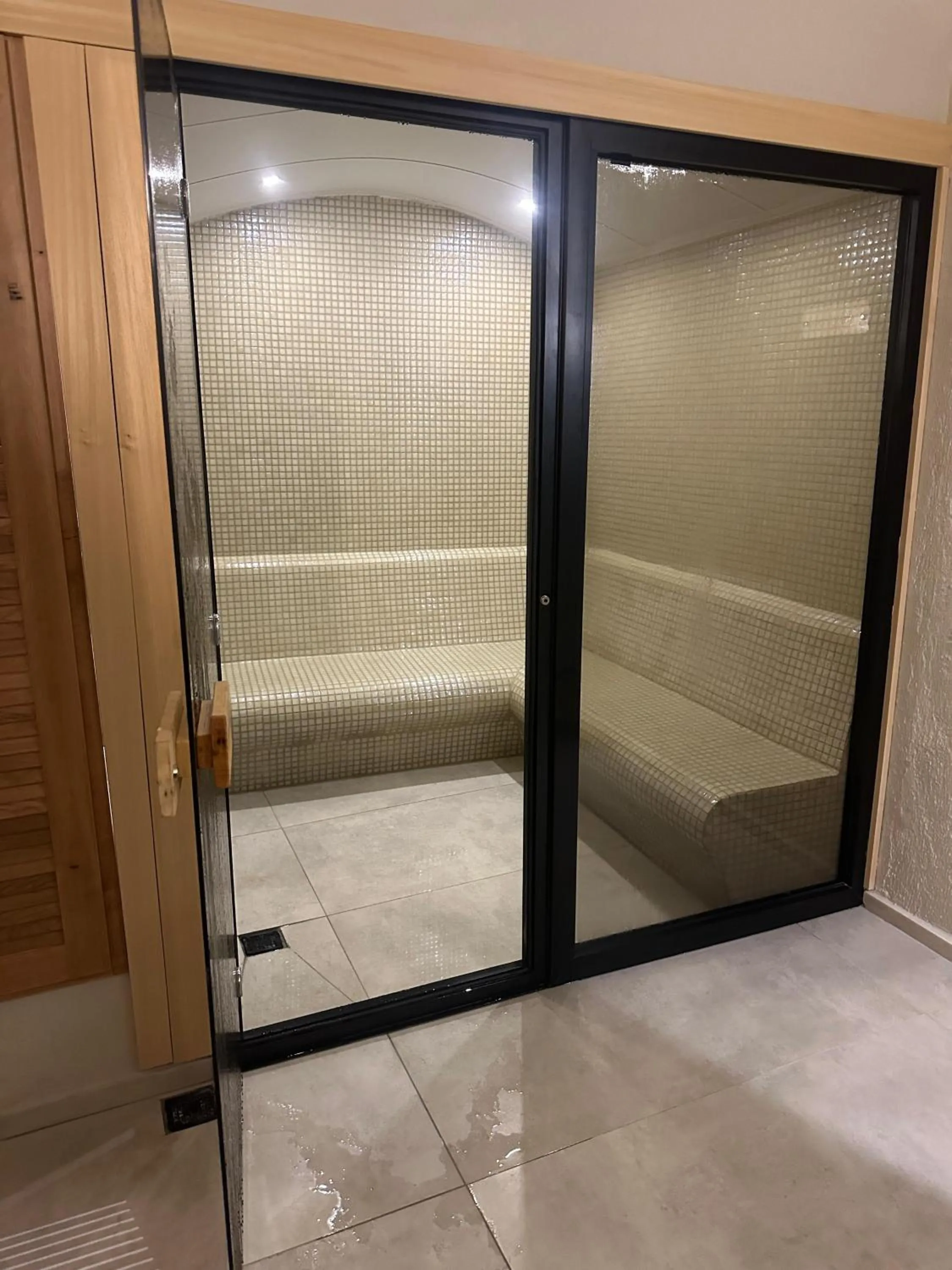 Steam room in Ata Park Hotel